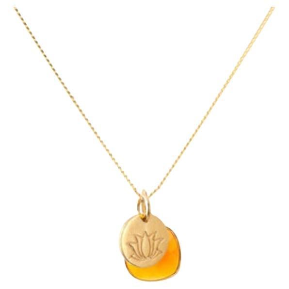 Collier pendentif chakra Sacral en or 18 carats avec amulettes de lotus et cornalines en vente