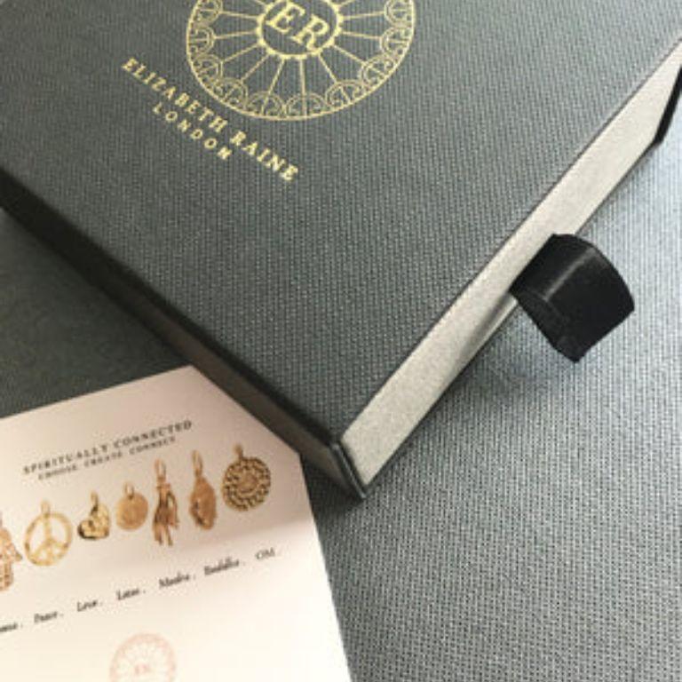 Collier pendentif amulette Lotus en or 18K par Elizabeth Raine en vente 6