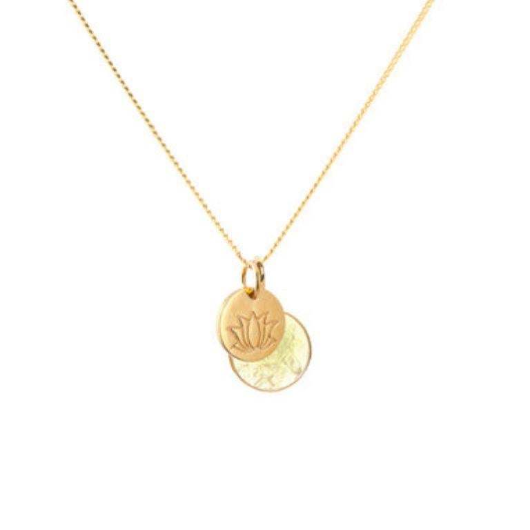 Collier pendentif amulette Lotus en or 18K par Elizabeth Raine en vente 2