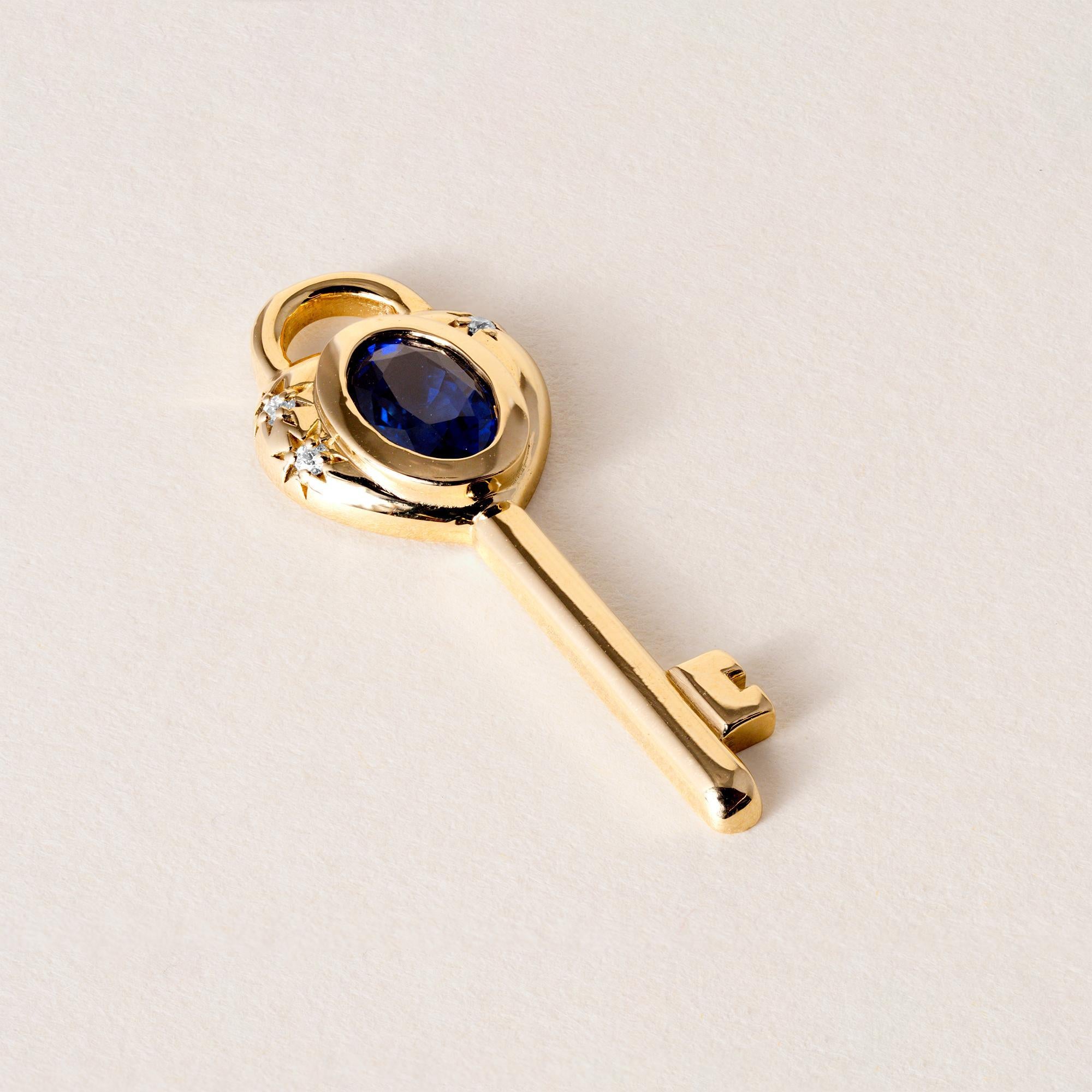 Questo è un ciondolo a forma di chiave di ispirazione vintage che utilizza una gemma riciclata.
Dettagli:
0,67ct Zaffiro blu
Colore blu reale intenso e molto pulito
Diamanti incastonati in un design a stella
Oro 18 carati
2.2 grammi
Misura 1 pollice