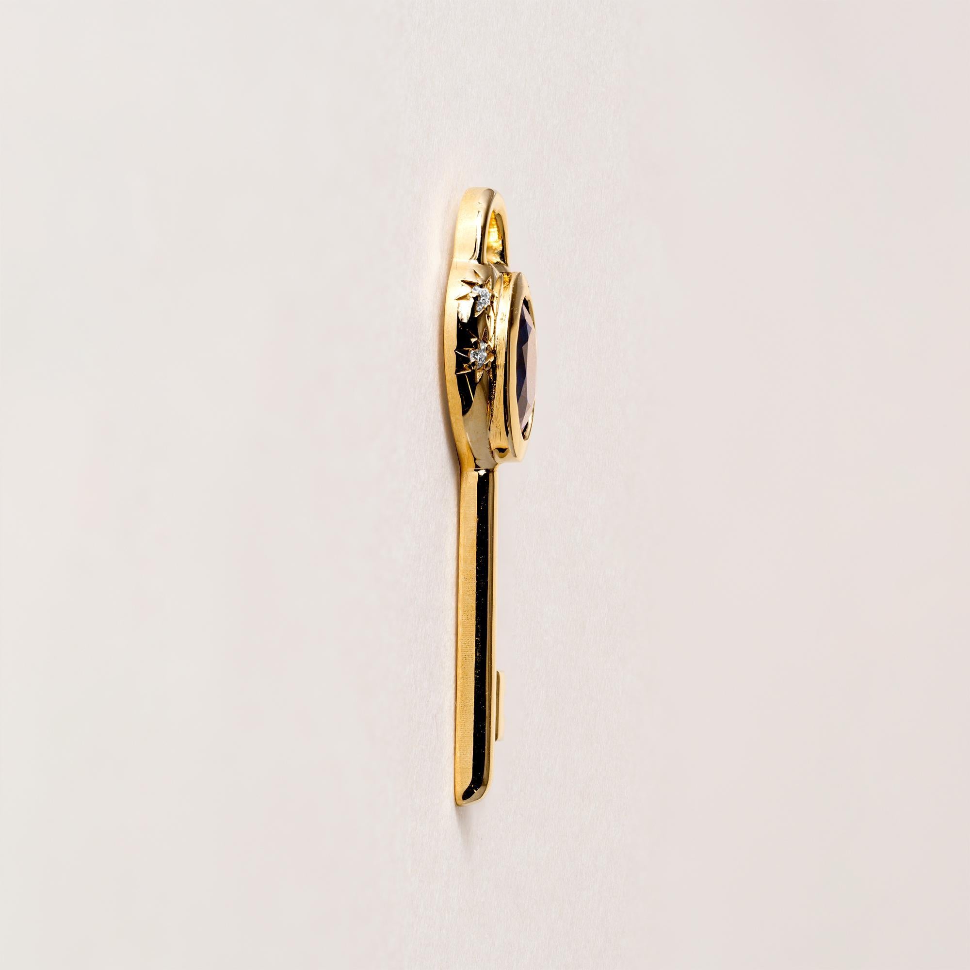 Taglio ovale Ciondolo con chiave d'amore in oro 18K, zaffiro ovale e diamante in vendita