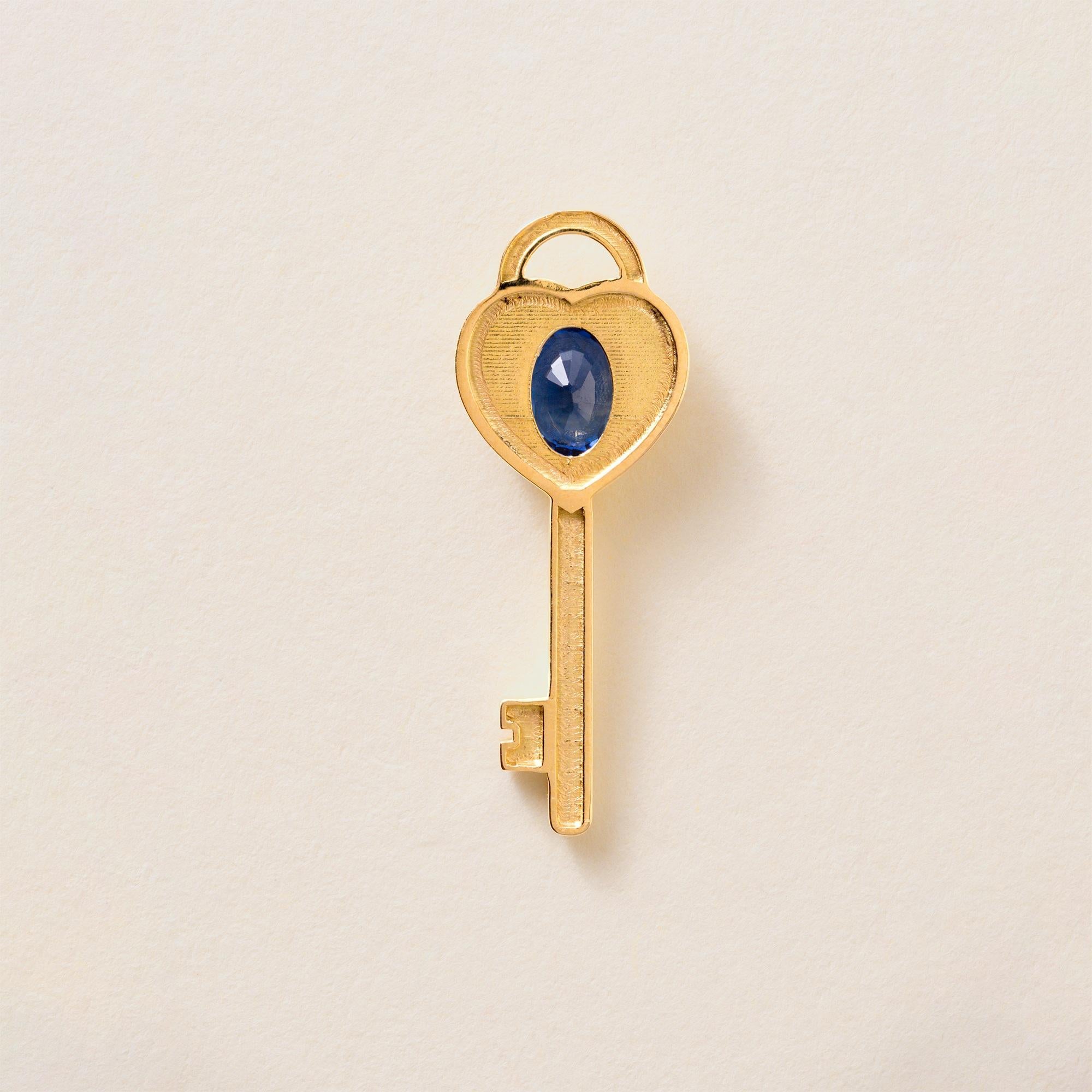 Ciondolo con chiave d'amore in oro 18K, zaffiro ovale e diamante In condizioni ottime in vendita a Los Angeles, CA