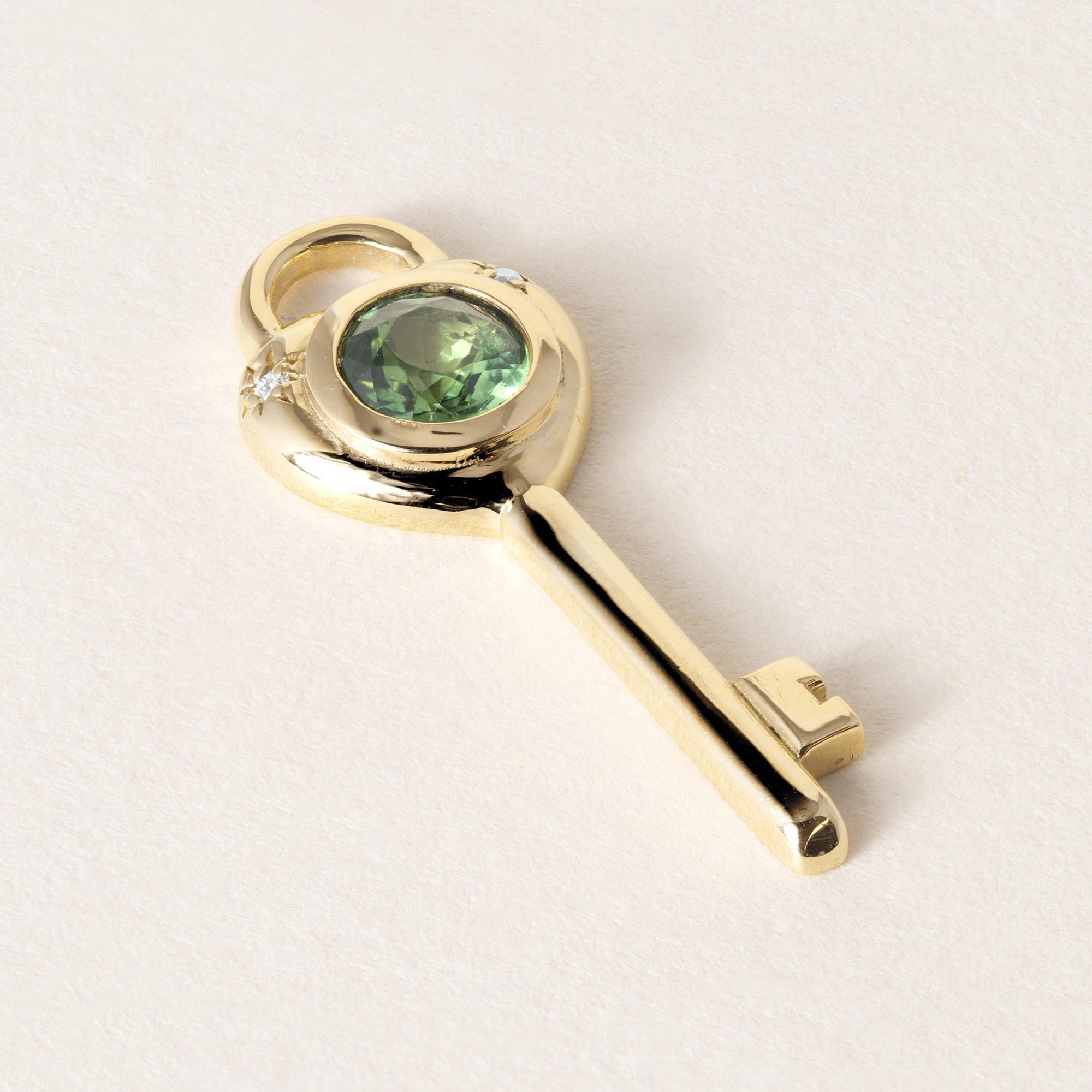 Questo è un ciondolo a forma di chiave di ispirazione vintage che utilizza una gemma riciclata.
Dettagli:
Granato Tsavorite 0,57ct
Verde brillante e molto pulito
Diamanti incastonati in un design a stella
Oro 18 carati
2.2 grammi
Misura 1 pollice x