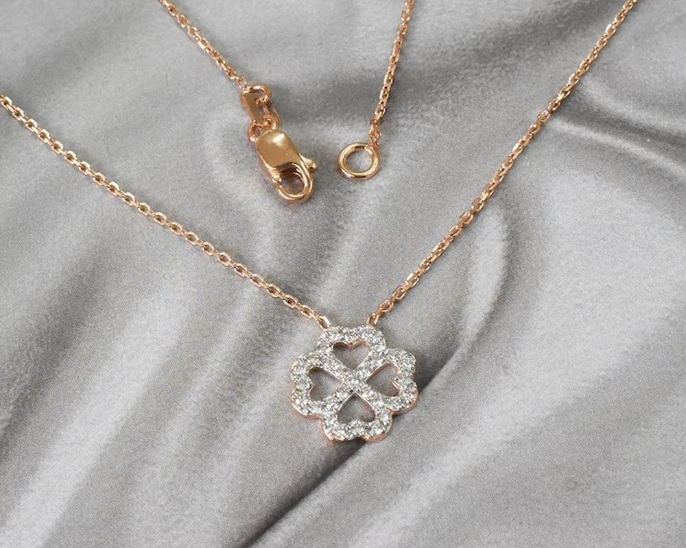Taille ronde 18k Gold Lucky Clover Diamond Necklace Delicate Clover Necklace en vente