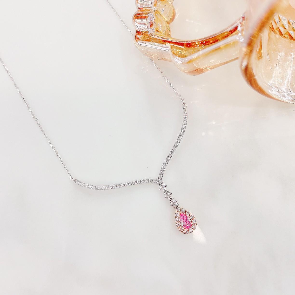 Luxuriöse Halskette aus 18 Karat Gold mit erlesenen weißen und rosafarbenen Diamanten im Teardrop-V-Design
Gesamtgewicht: 3,06 g
Netto-Goldgewicht: 2.96 g
Hauptstein: 1 rosa Diamant, 0,180 CT
Sekundäre Steine: 58 weiße Diamanten, 0,320 CT
Dieses