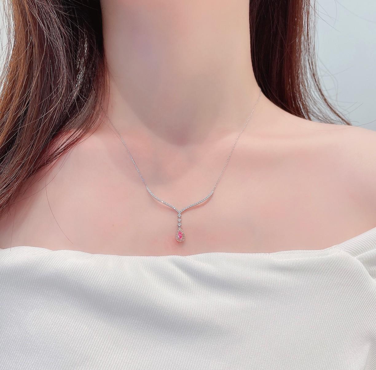 18k Gold Luxus-Halskette mit exquisiten weißen und pinkfarbenen Diamanten in einem Teardrop V (Tropfenschliff) im Angebot