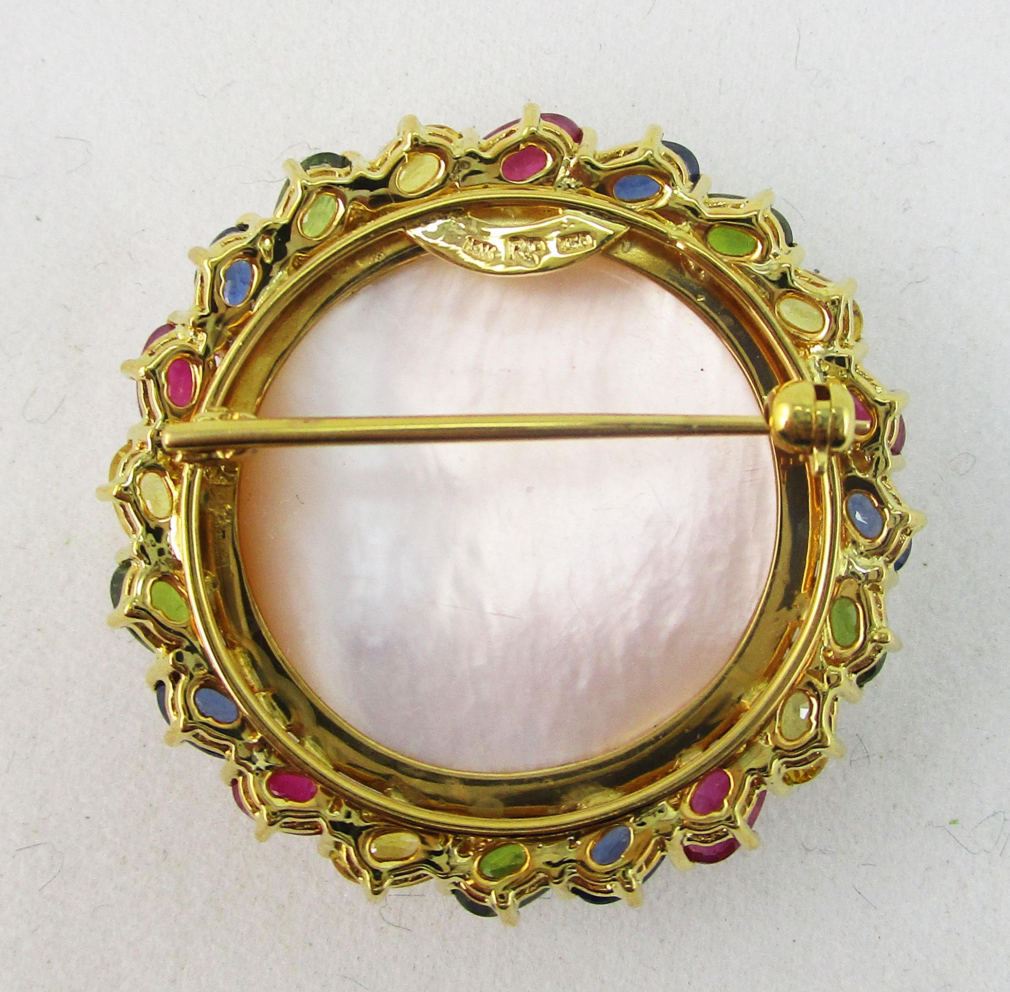 18 Karat Gold Mabe Pearl Rainbow Orient Multi-Color Sapphire Brooch Pin In New Condition In Lexington, KY