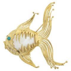 Broche poisson texturée en or 18 carats, perles Mabe et turquoise de forme libre