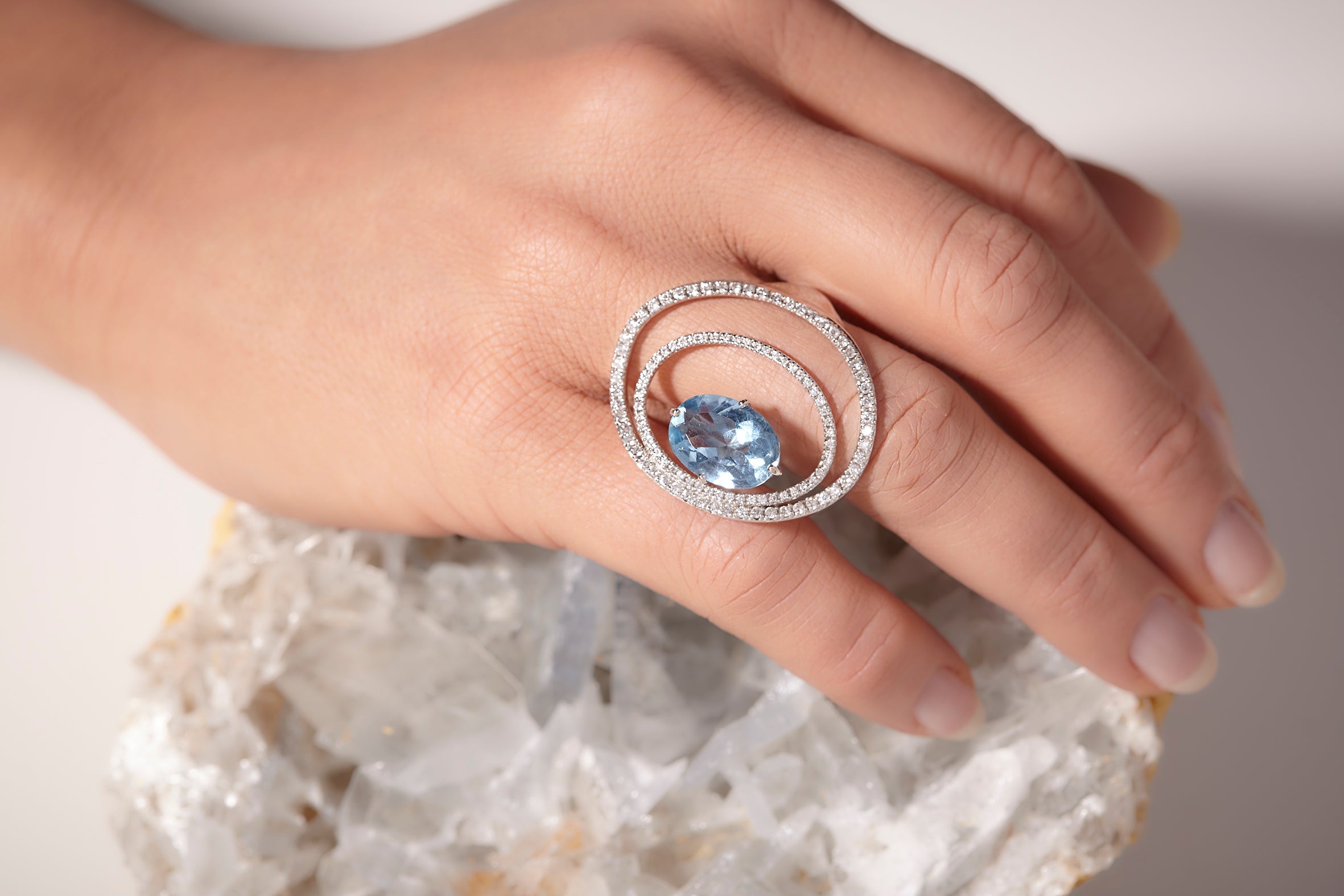 En vente :  Or 18k Made in Italy Aigue-marine Diamant Bague Cocktail Cosmic innovante 2