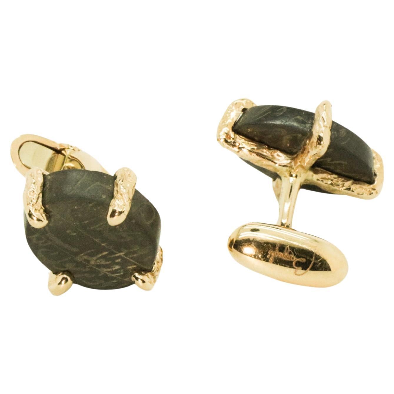 18K Gold Made in Italy Engraved by Hand Cabochon Agate Protective Cufflinks In New Condition For Sale In Milan, IT