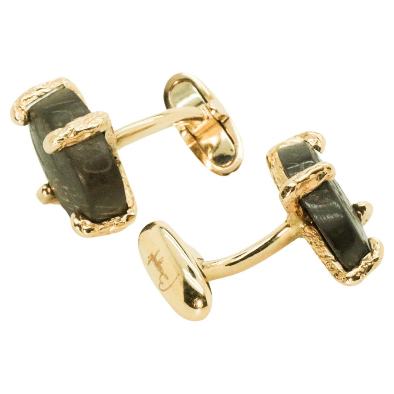 Modern 18K Gold Made in Italy Engraved by Hand Cabochon Agate Protective Cufflinks For Sale