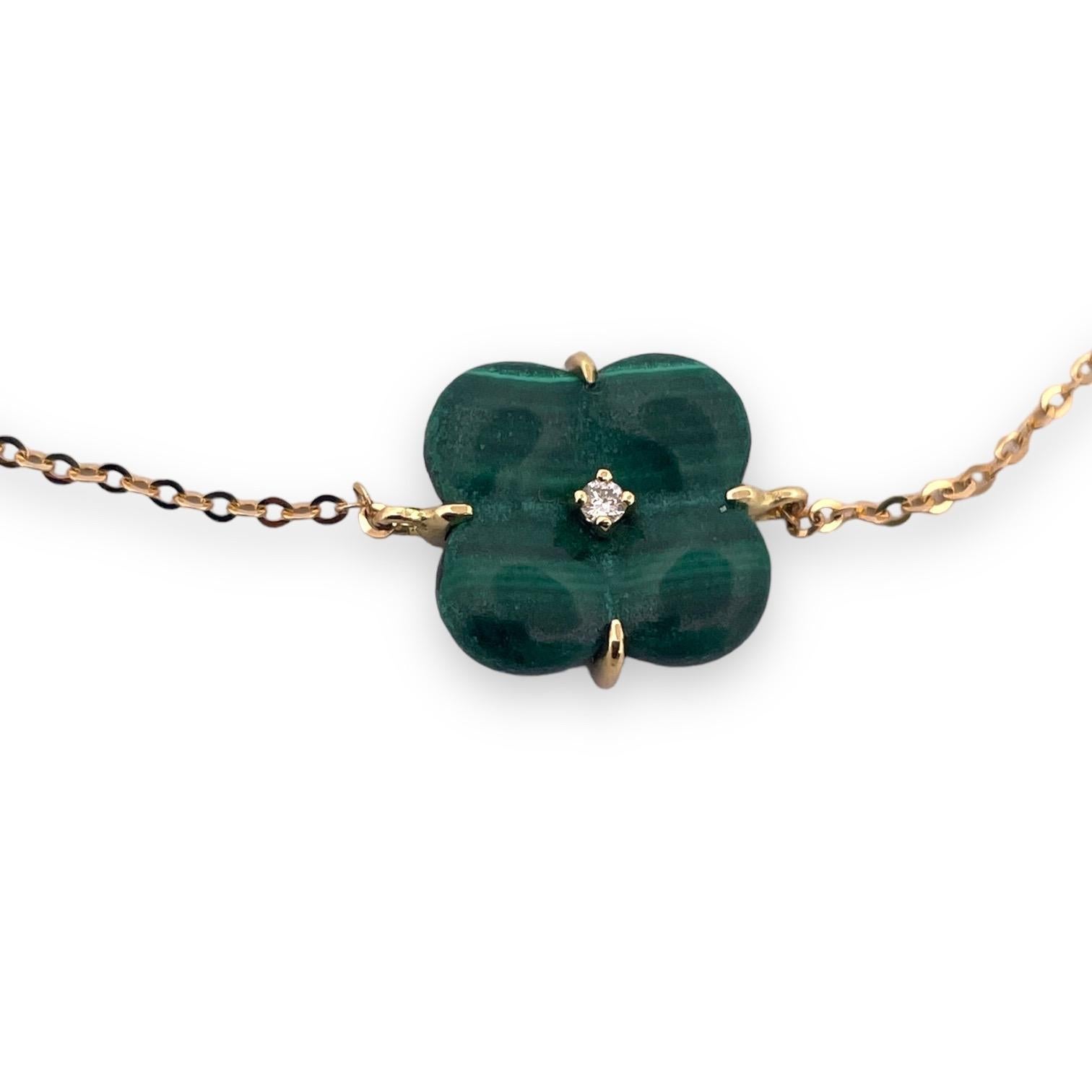This 18K yellow gold malachite natural diamond clover bracelet is a dazzling and refined accessory that seamlessly blends classic elegance style.
Crafted from solid 18-karat yellow gold, the bracelet features a series of clover motifs, each adorned
