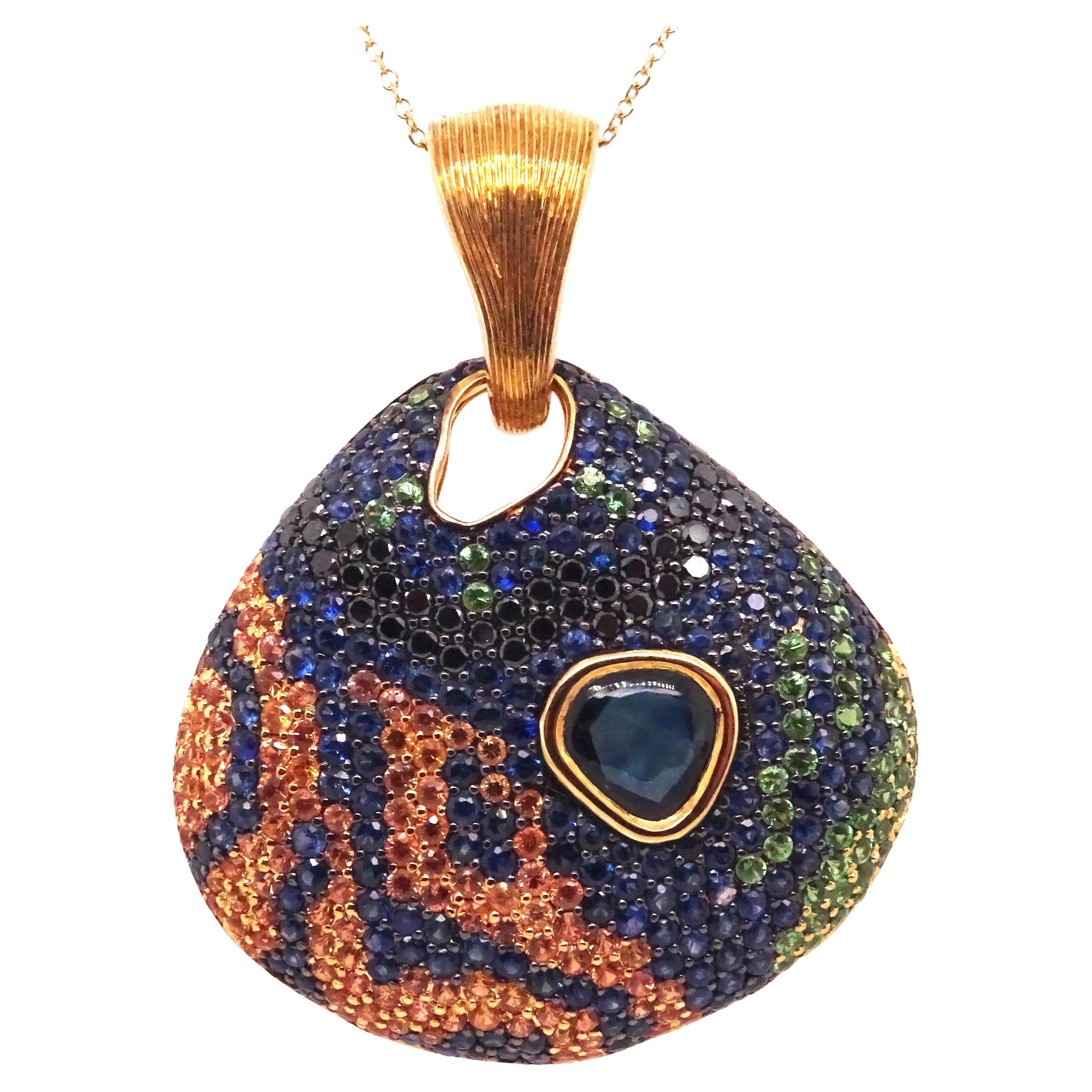 Pendentif dragon mandarin en or 18 carats avec diamants, saphirs et tsavorites en vente