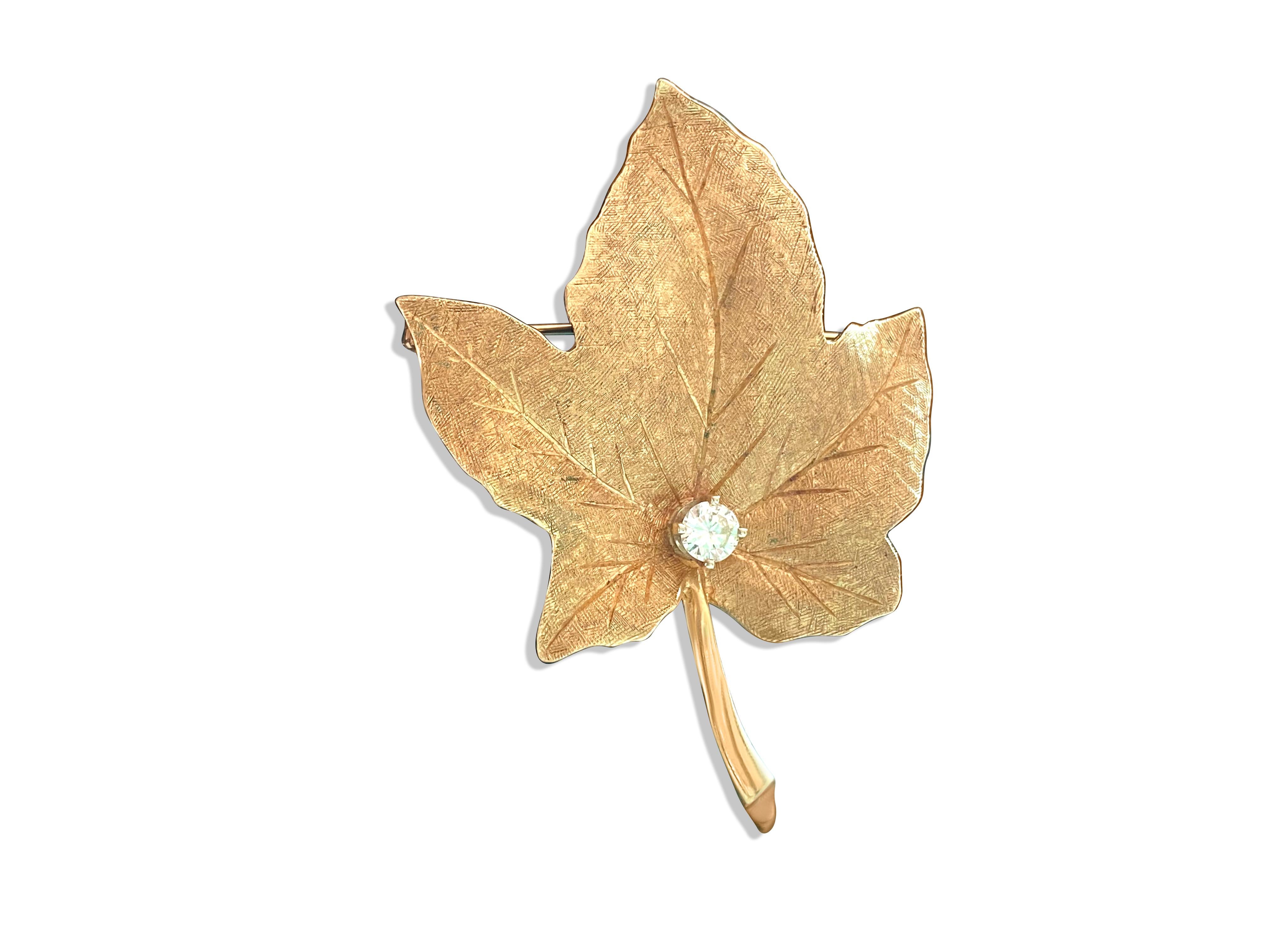 18K Gold Maple Leaf Brooche, 1/2 carat Diamond. In Excellent Condition For Sale In Miami, FL