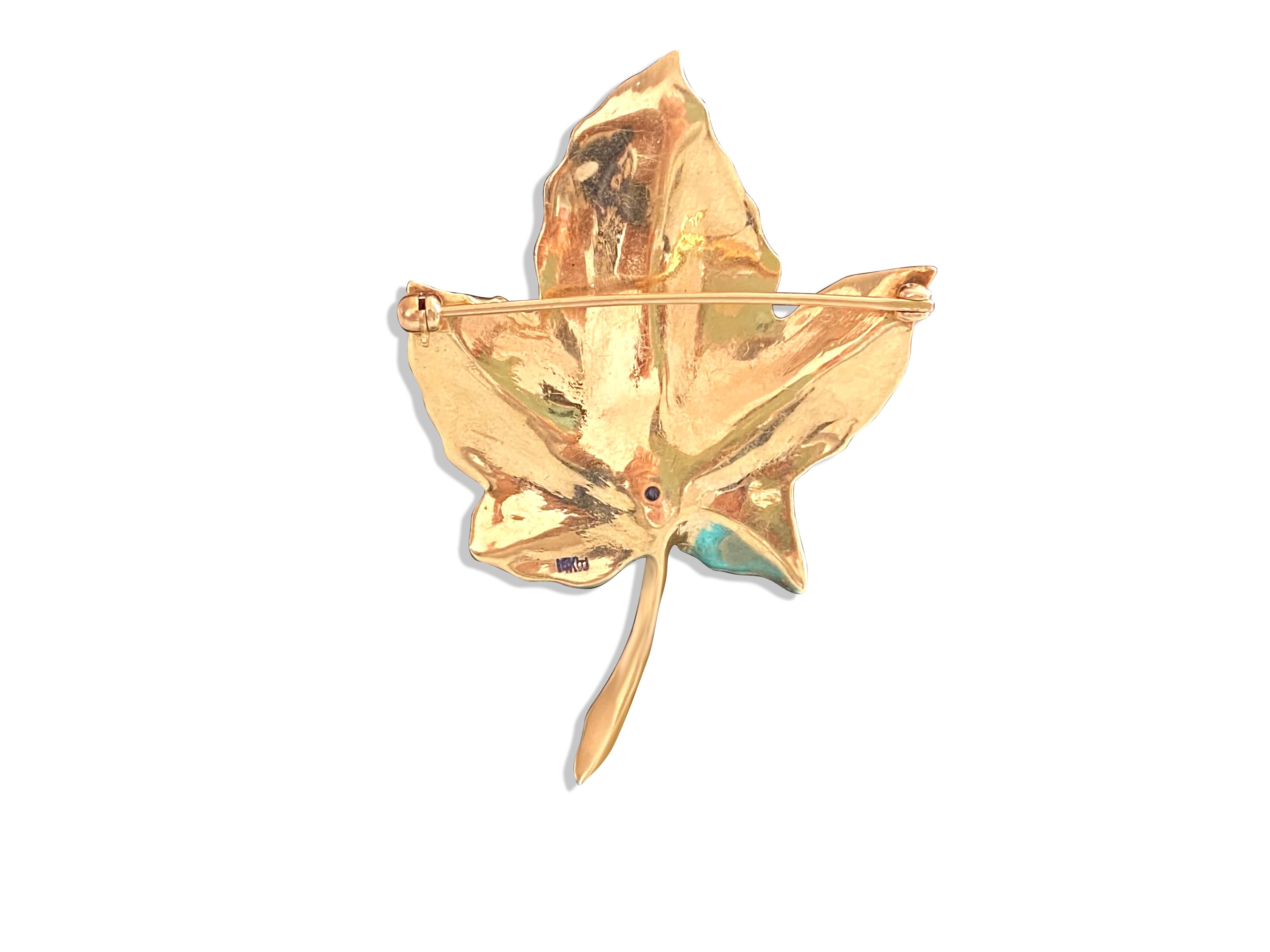 18K Gold Maple Leaf Brooche, 1/2 carat Diamond. In Excellent Condition For Sale In Miami, FL