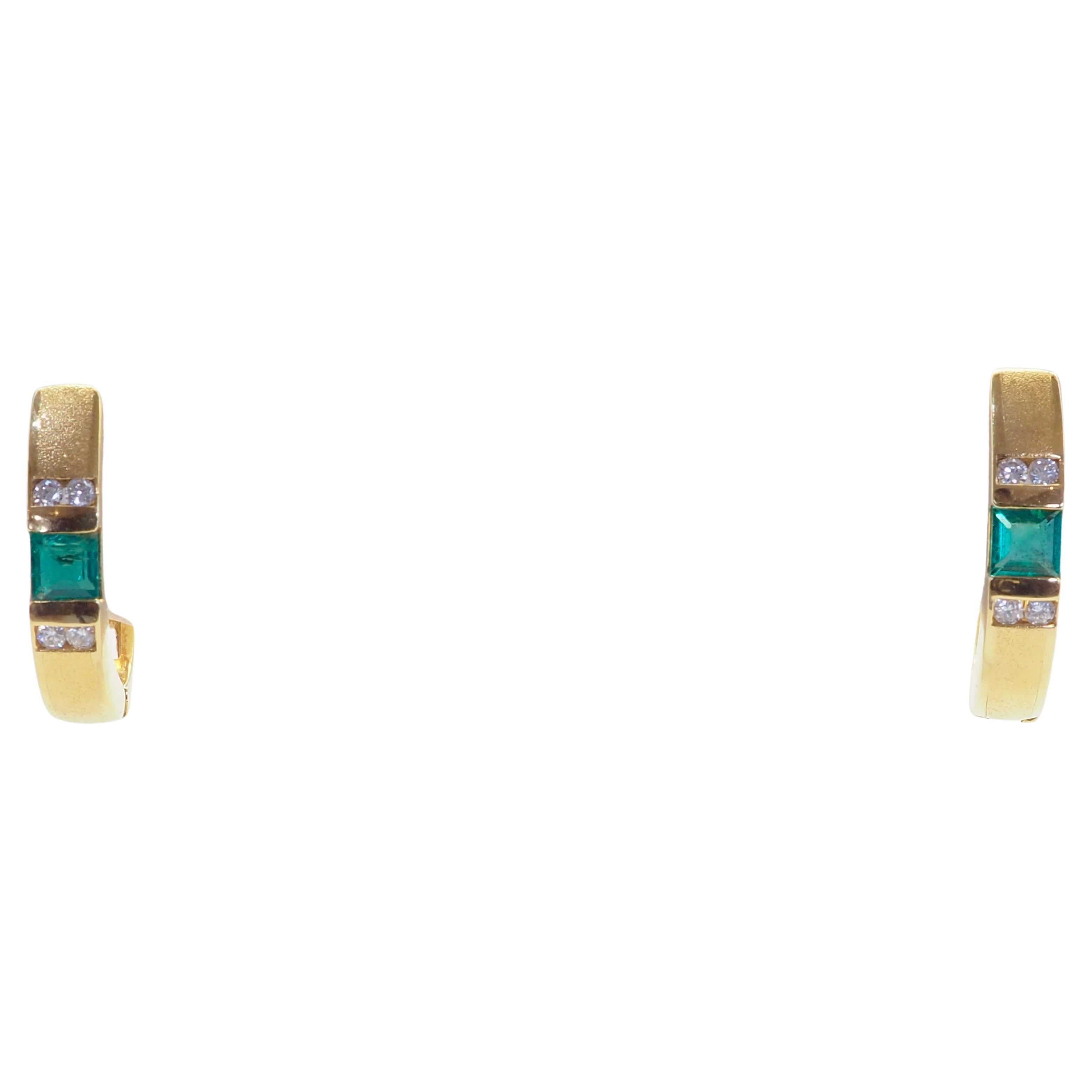 18K Gold Matted 0.33ct Squared Emerald 
0.09ct Diamond Latch Stud Earring For Sale