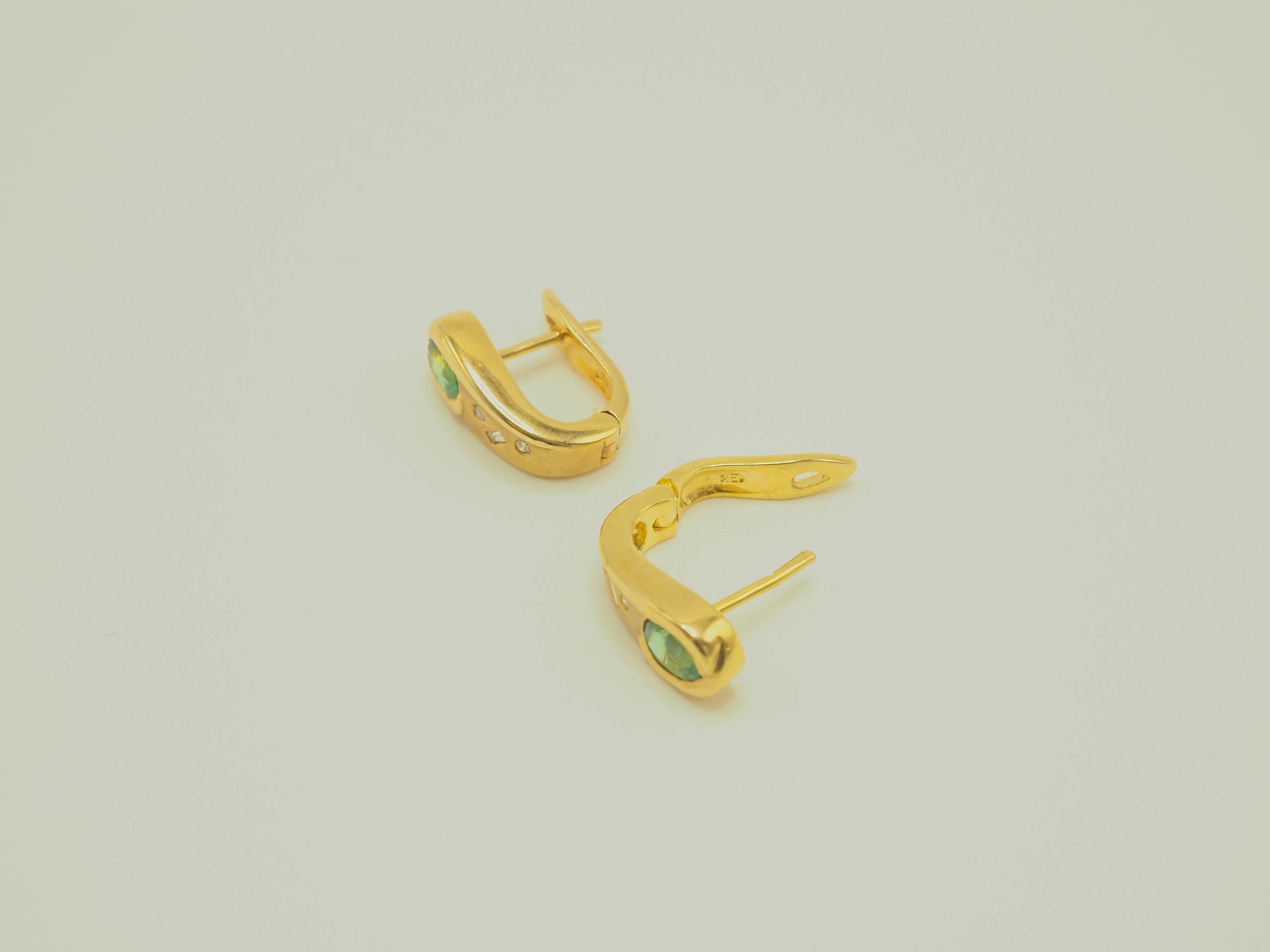 18K Gold Mattierte 0,65ct Smaragd & 0,07ct sortierte Diamanten Feine Ohrringe für Damen oder Herren im Angebot