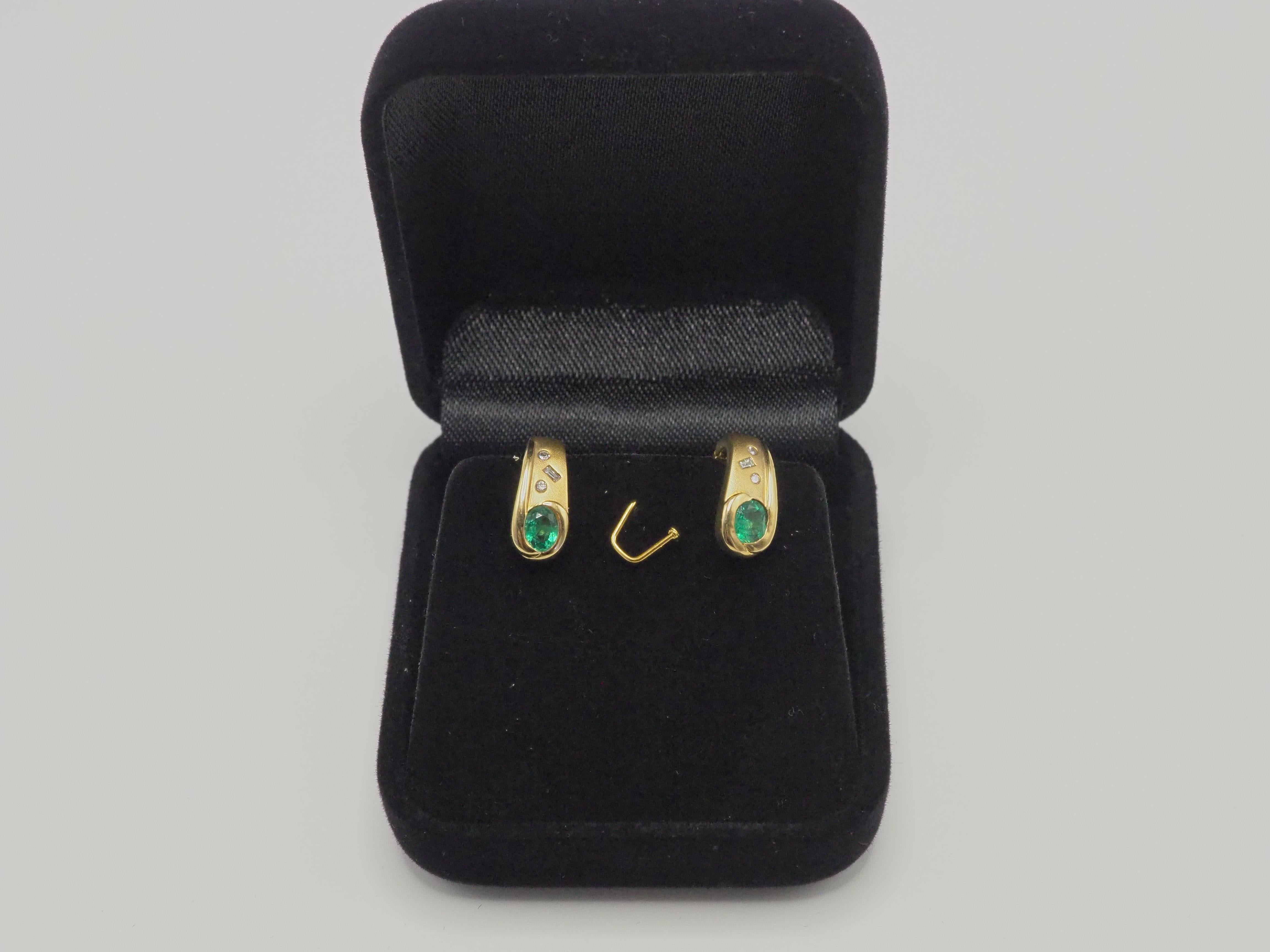 18K Gold Matted 0.65ct Emerald & 0.07ct Assorted Diamonds Fine Earrings For Sale 1