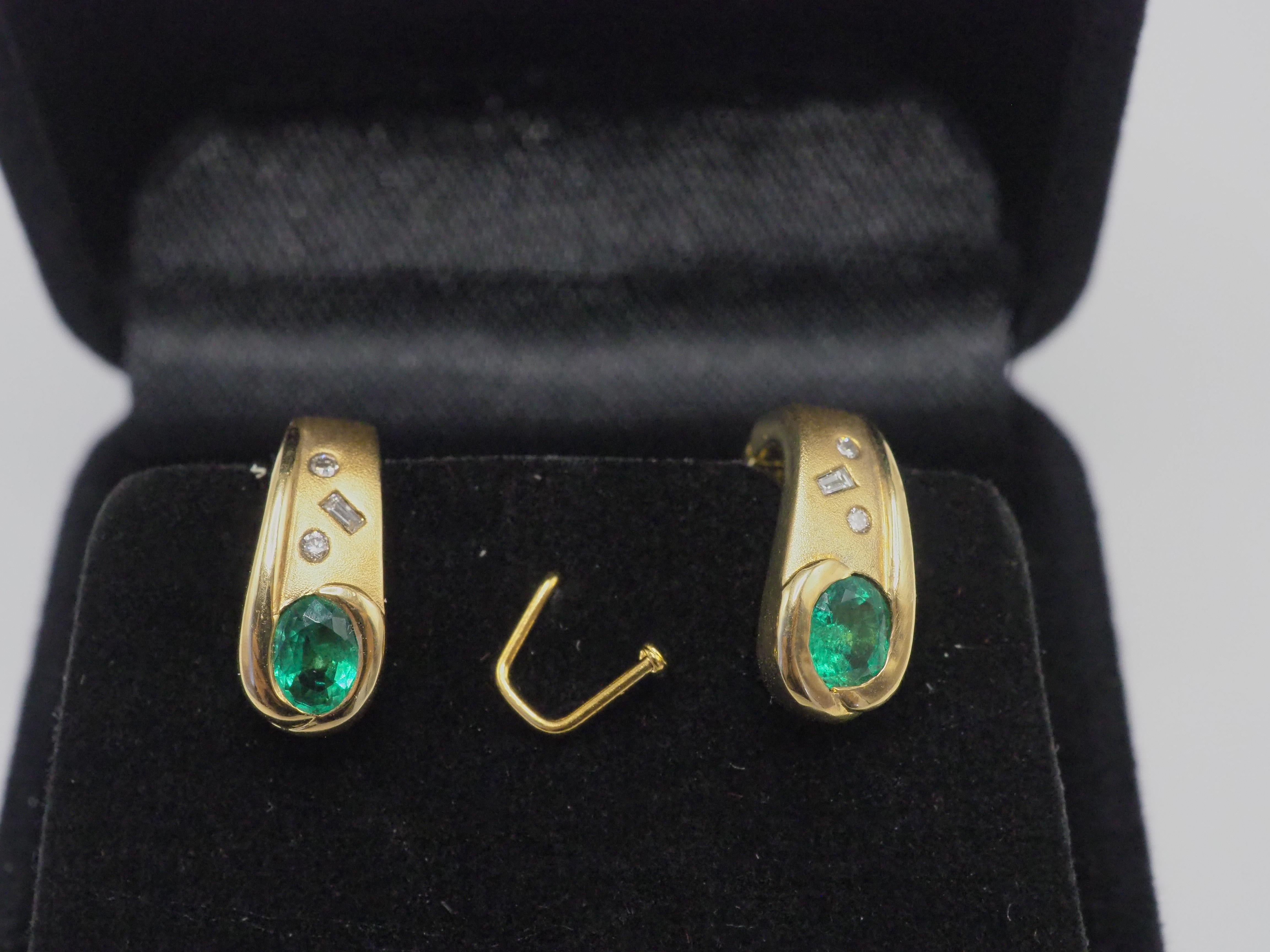 18K Gold Matted 0.65ct Emerald & 0.07ct Assorted Diamonds Fine Earrings For Sale 2