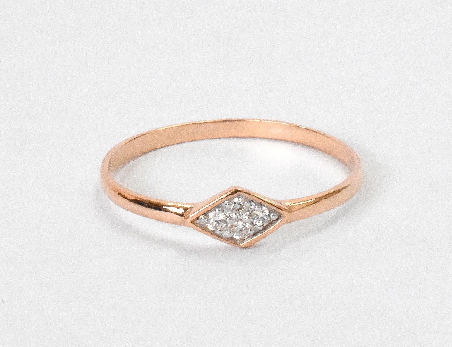 Im Angebot: 18 Karat Gold Micro Pave Diamantring Dainty Diamantring Trendy Diamantring () 2