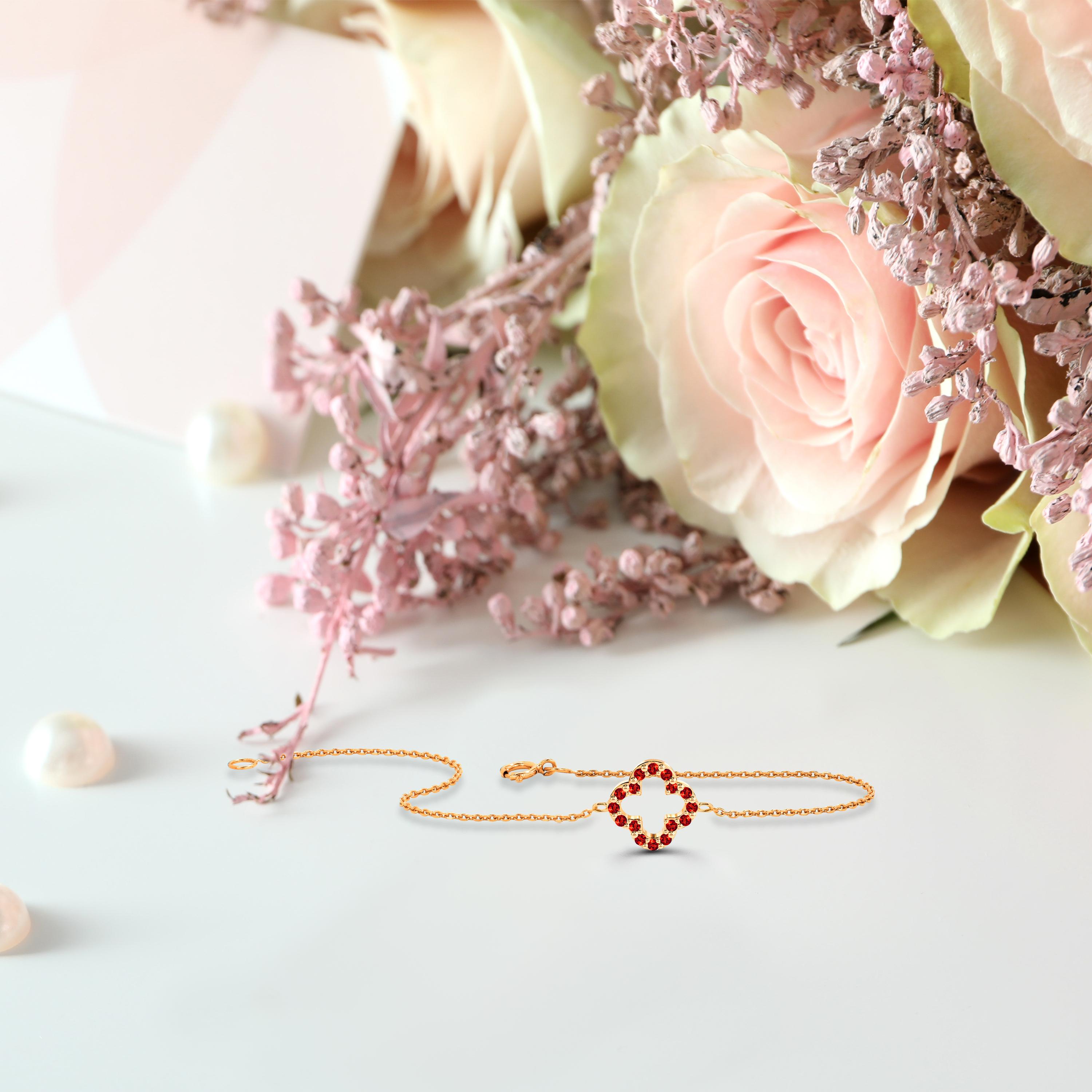 Mini bracelet trèfle en or 18 carats avec pierres précieuses, émeraudes naturelles, rubis et saphirs Neuf - En vente à Bangkok, TH