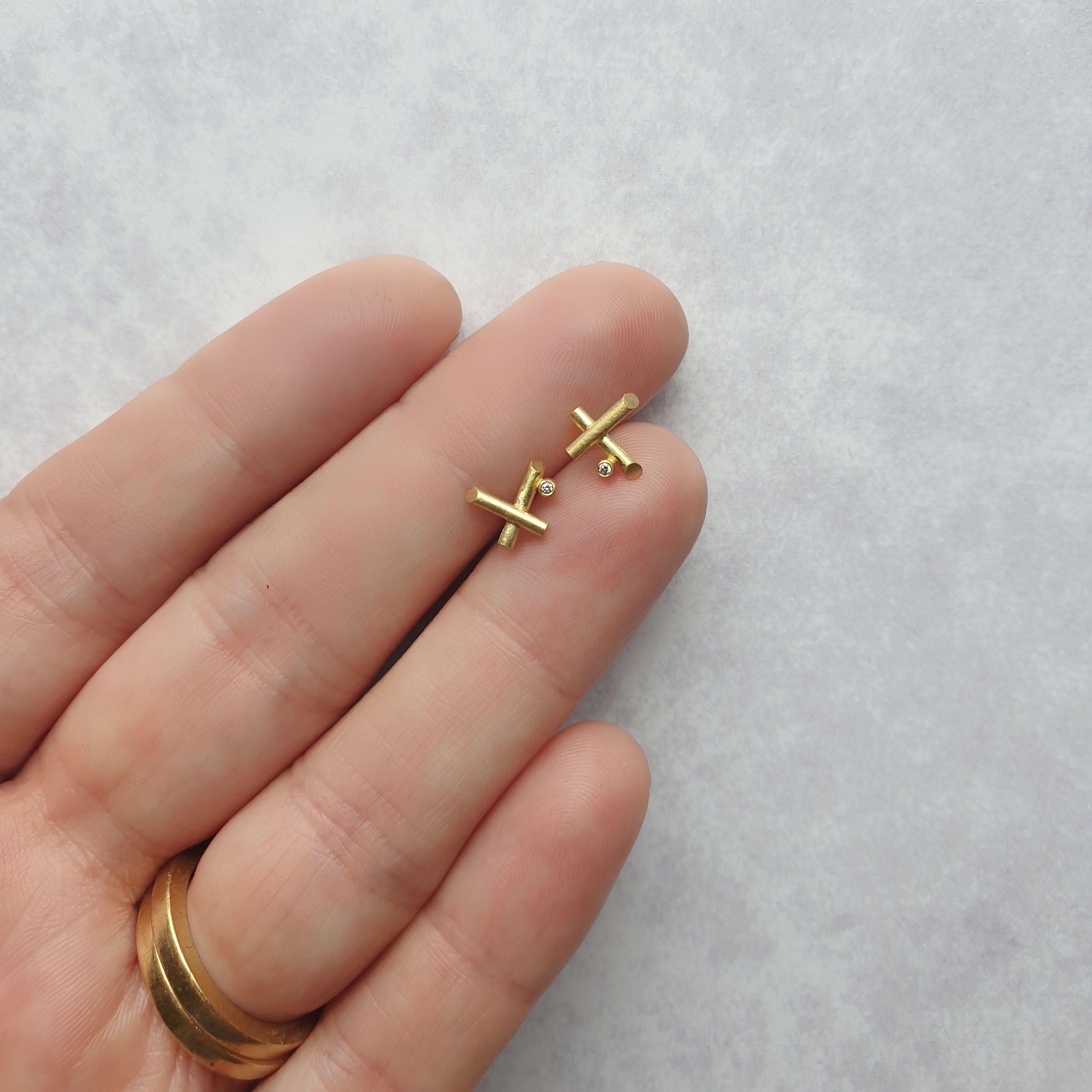 Contemporain Clous d'oreilles en or 18 carats avec mini-diamants croisés percés en vente