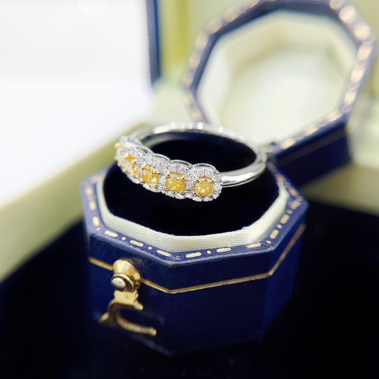 18k Gold Modern Ring Rare White and Yellow Diamonds in a Cushion In New Condition For Sale In Hong Kong, HK