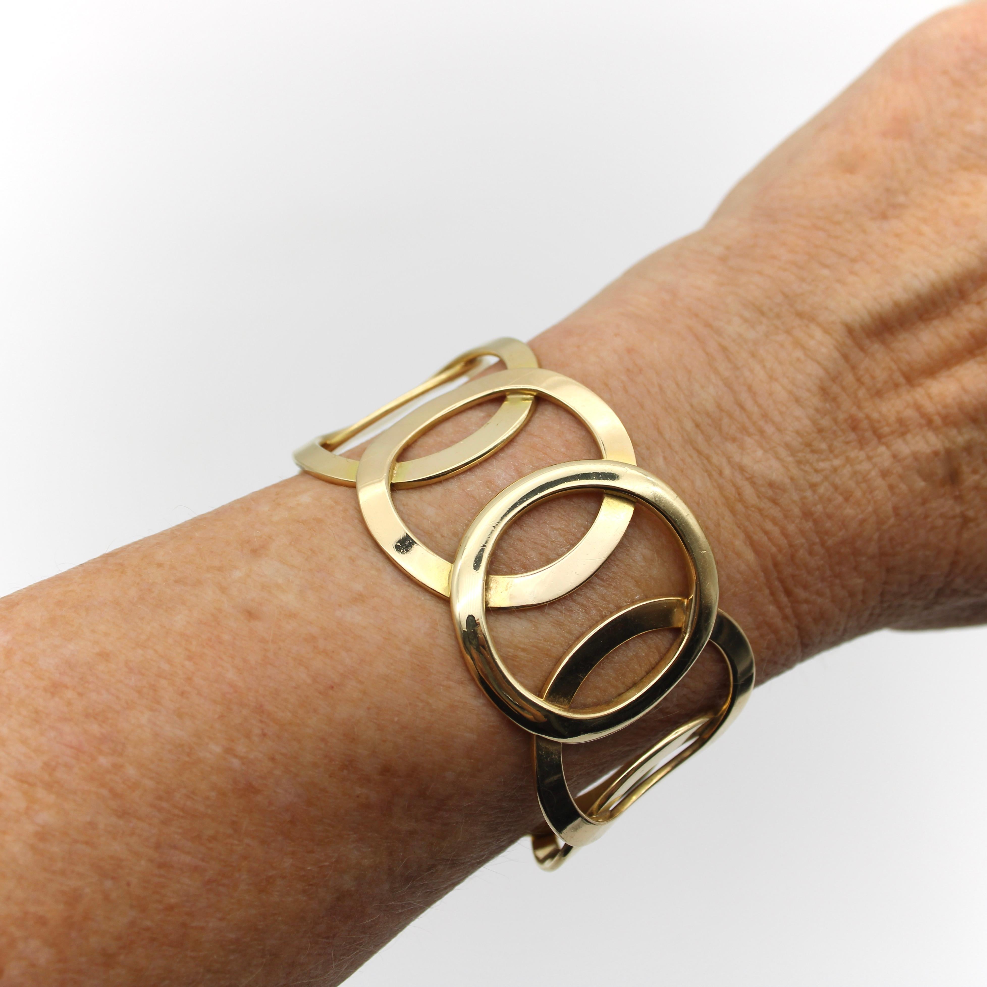 Modernistisches Manschettenarmband aus 18 Karat Gold mit Kreismotiv, um 1970 Damen im Angebot