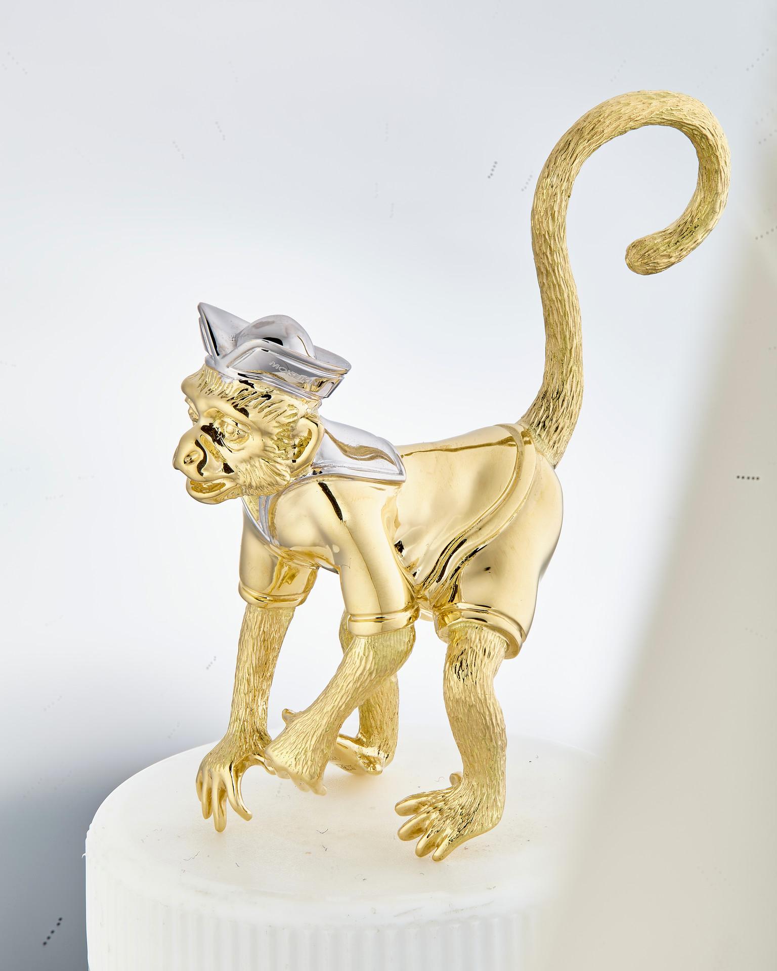 Ad adorable gold monkey from MOISEIKIN® will bring you a charm, becoming your talisman.
Made of 18karat gold, detailed and sophisticated feature of the little monkey plays multiple functions as a decoration, a card holder, and a playful toy.

18K