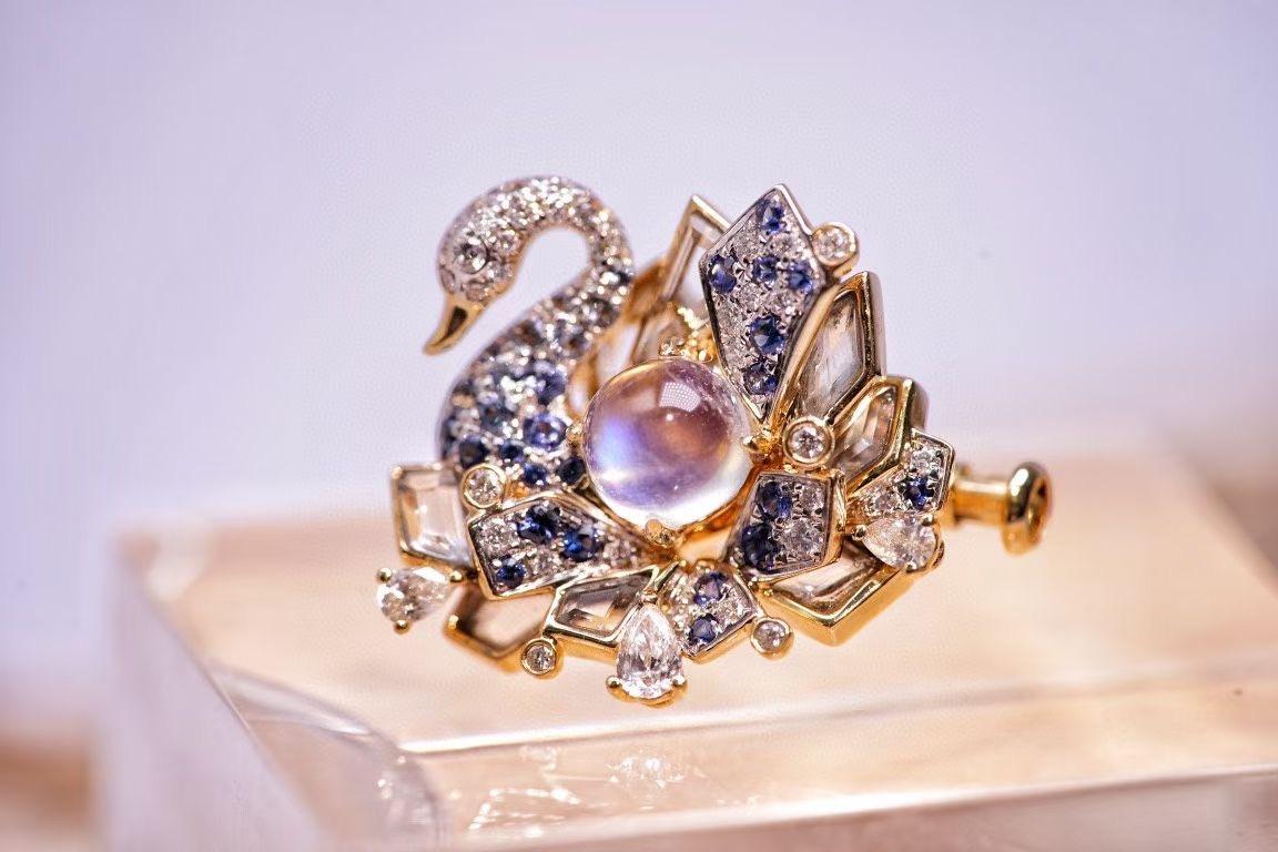 18K Gold Moonstone & Sapphire & Crystal ‘Swan’ Brooch/Pendant with Diamonds

1 Moonstone - 0.74 CT
46 Diamonds - 0.29 CT
29 Sapphires - 0.263 CT
8 Crystal - 0.65 CT

18K Gold - 5.4 GM

