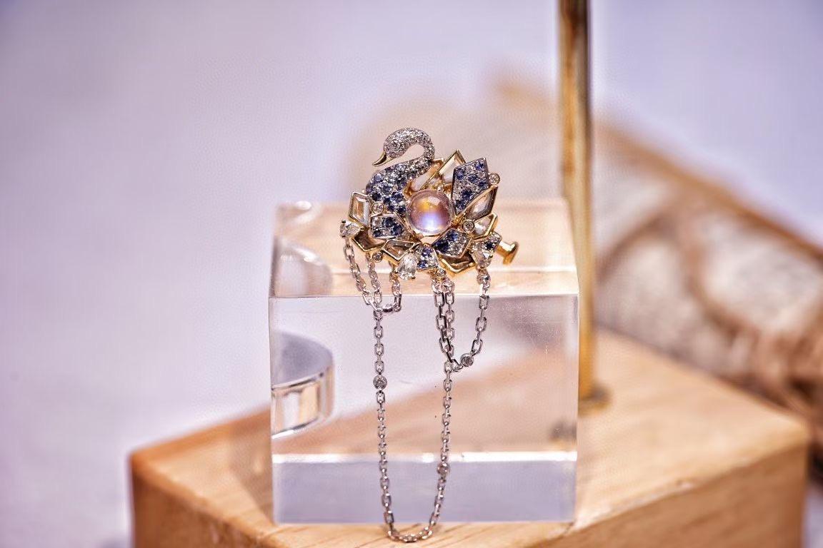 18K Gold Moonstone & Sapphire & Crystal ‘Swan’ Brooch/Pendant with Diamonds In New Condition For Sale In Kowloon, HK
