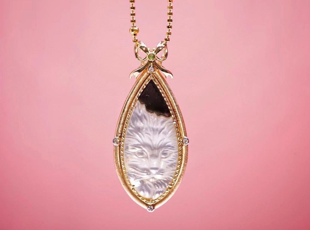 18K Gold Mother of Pearl & Diamond 'Cat' Collection Pendant Necklace

Mother of Pearl & Natural Diamonds
Total Weight - 7.34 GM
Hand-Graving / Only-One Piece in the world

This exquisite pendant, delicately carved from mother-of-pearl, showcases a