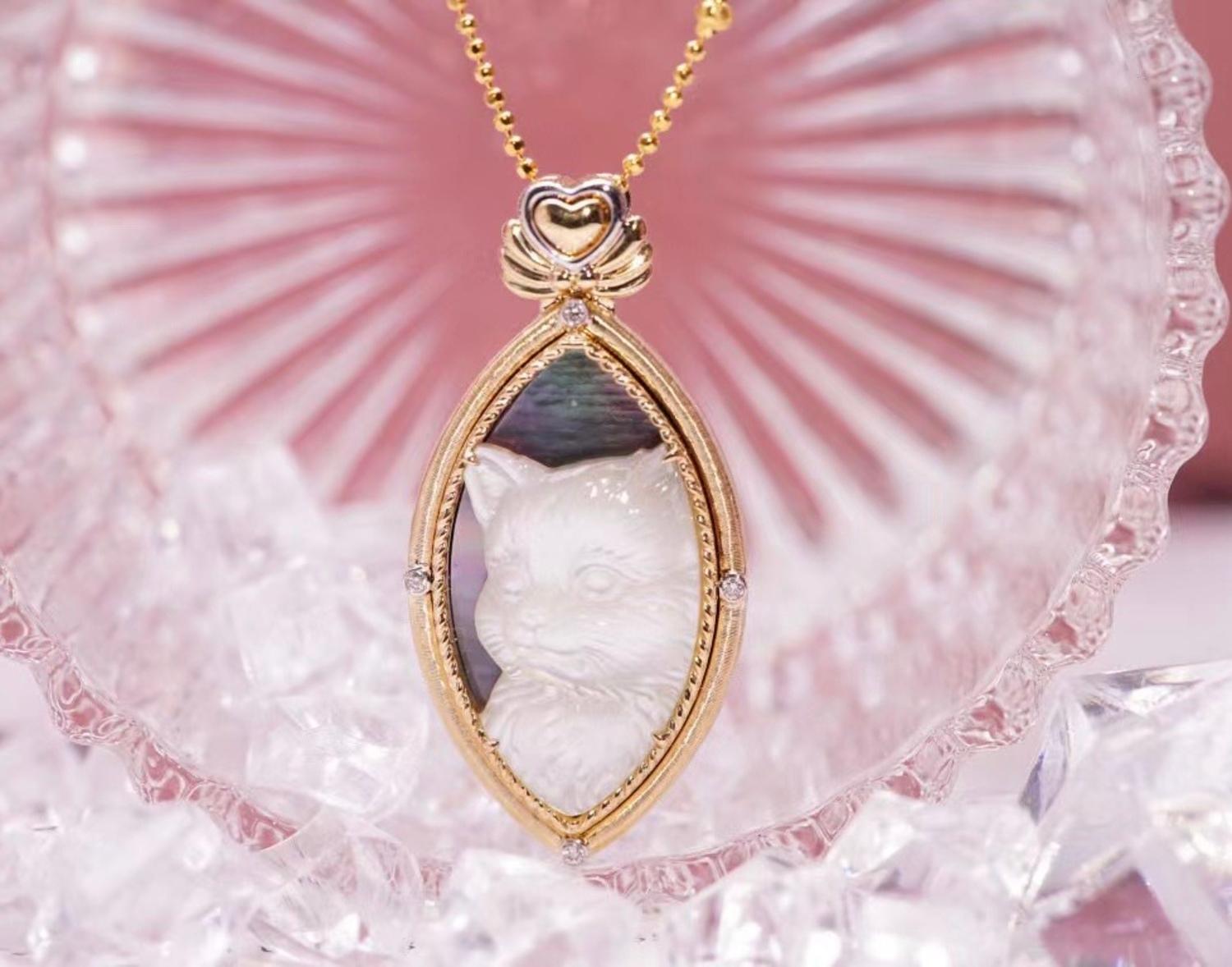 18K Gold Mother of Pearl & Diamond 'Cat' Collection Pendant Necklace

Mother of Pearl & Natural Diamonds
Total Weight - 7.34 GM
Hand-Graving / Only-One Piece in the world

This exquisite pendant, delicately carved from mother-of-pearl, showcases a