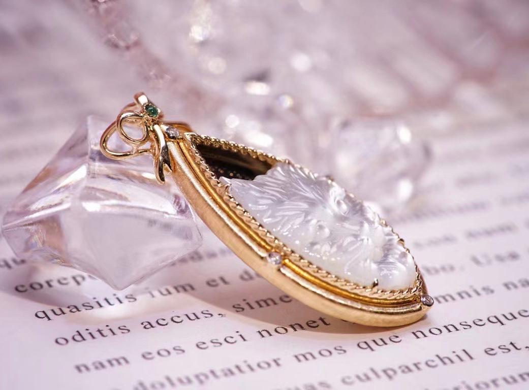 Modern 18K Gold Mother of Pearl & Diamond 'Cat' Collection Pendant Necklace For Sale
