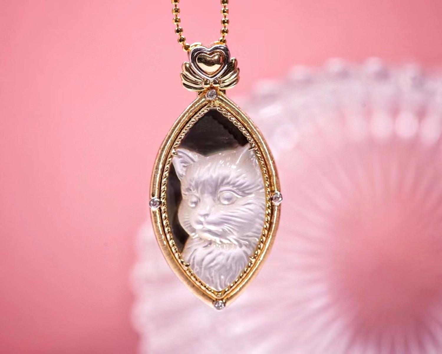 Modern 18K Gold Mother of Pearl & Diamond 'Cat' Collection Pendant Necklace For Sale