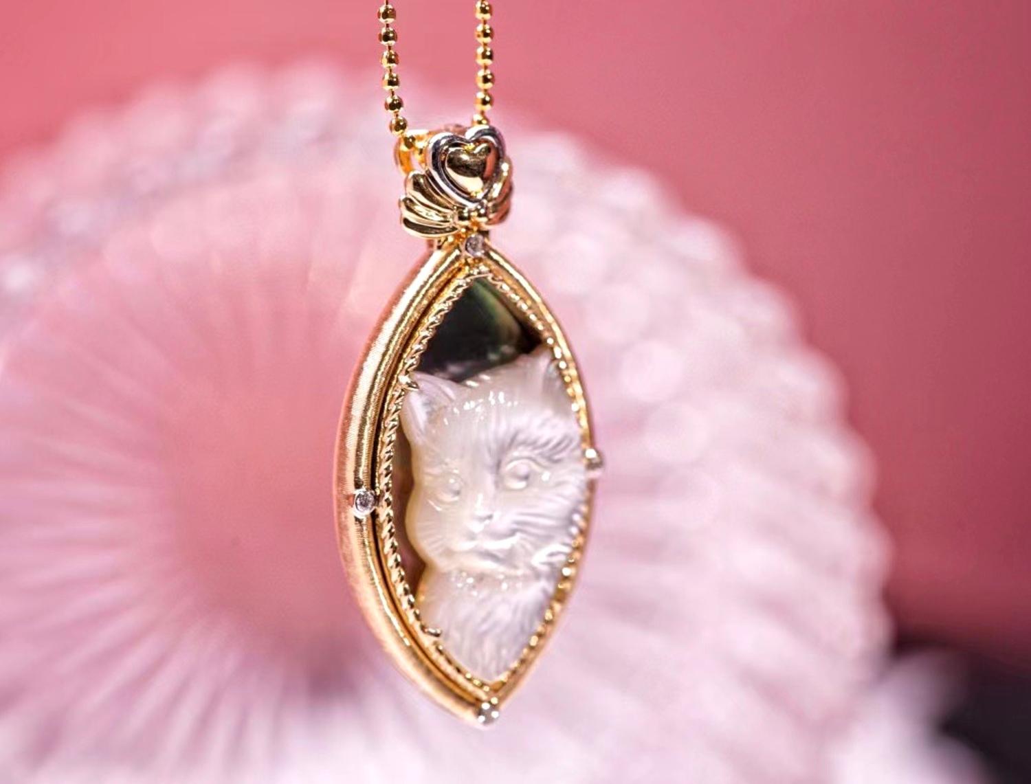 Round Cut 18K Gold Mother of Pearl & Diamond 'Cat' Collection Pendant Necklace For Sale