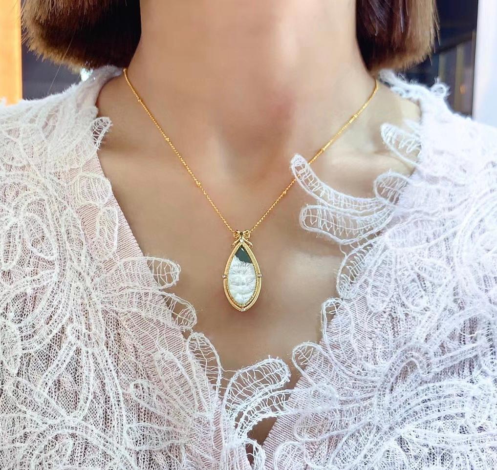 18K Gold Mother of Pearl & Diamond 'Cat' Collection Pendant Necklace In New Condition For Sale In Kowloon, HK