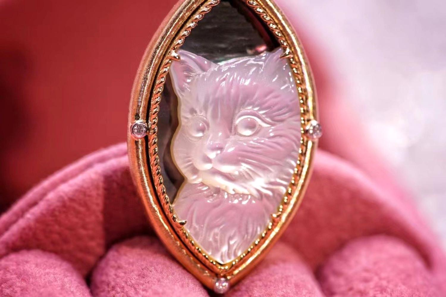 18K Gold Mother of Pearl & Diamond 'Cat' Collection Pendant Necklace In New Condition For Sale In Kowloon, HK