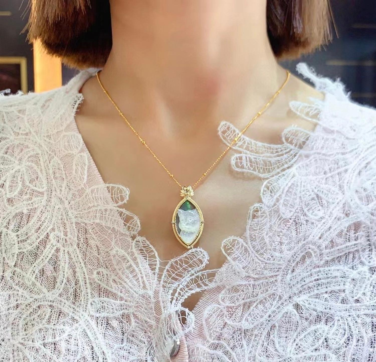 18K Gold Mother of Pearl & Diamond 'Cat' Collection Pendant Necklace For Sale 1