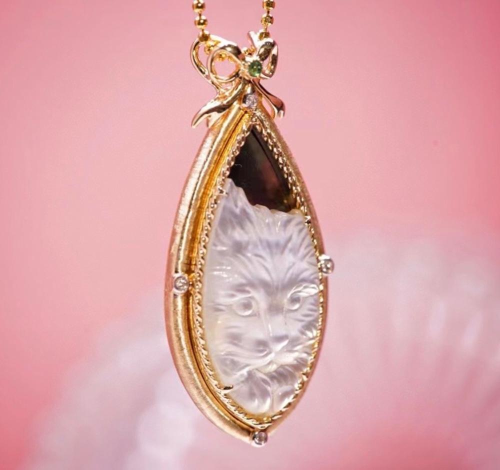 18K Gold Mother of Pearl & Diamond 'Cat' Collection Pendant Necklace For Sale 3