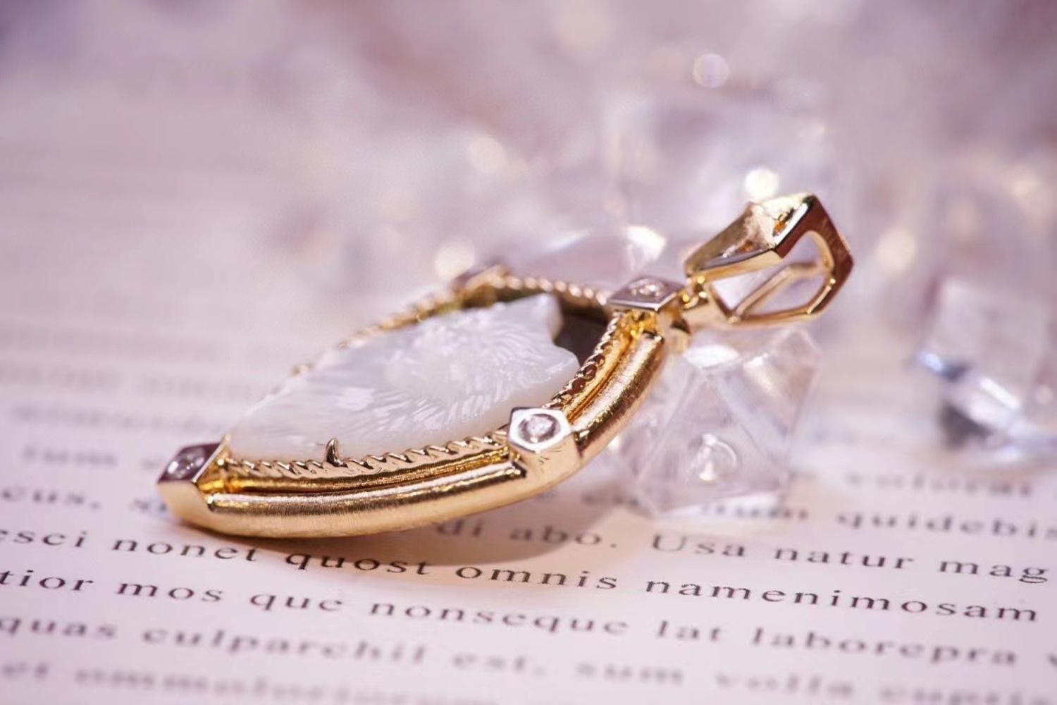 18K Gold Mother of Pearl & Diamond 'Pet' Collection Pendant Necklace In New Condition For Sale In Kowloon, HK