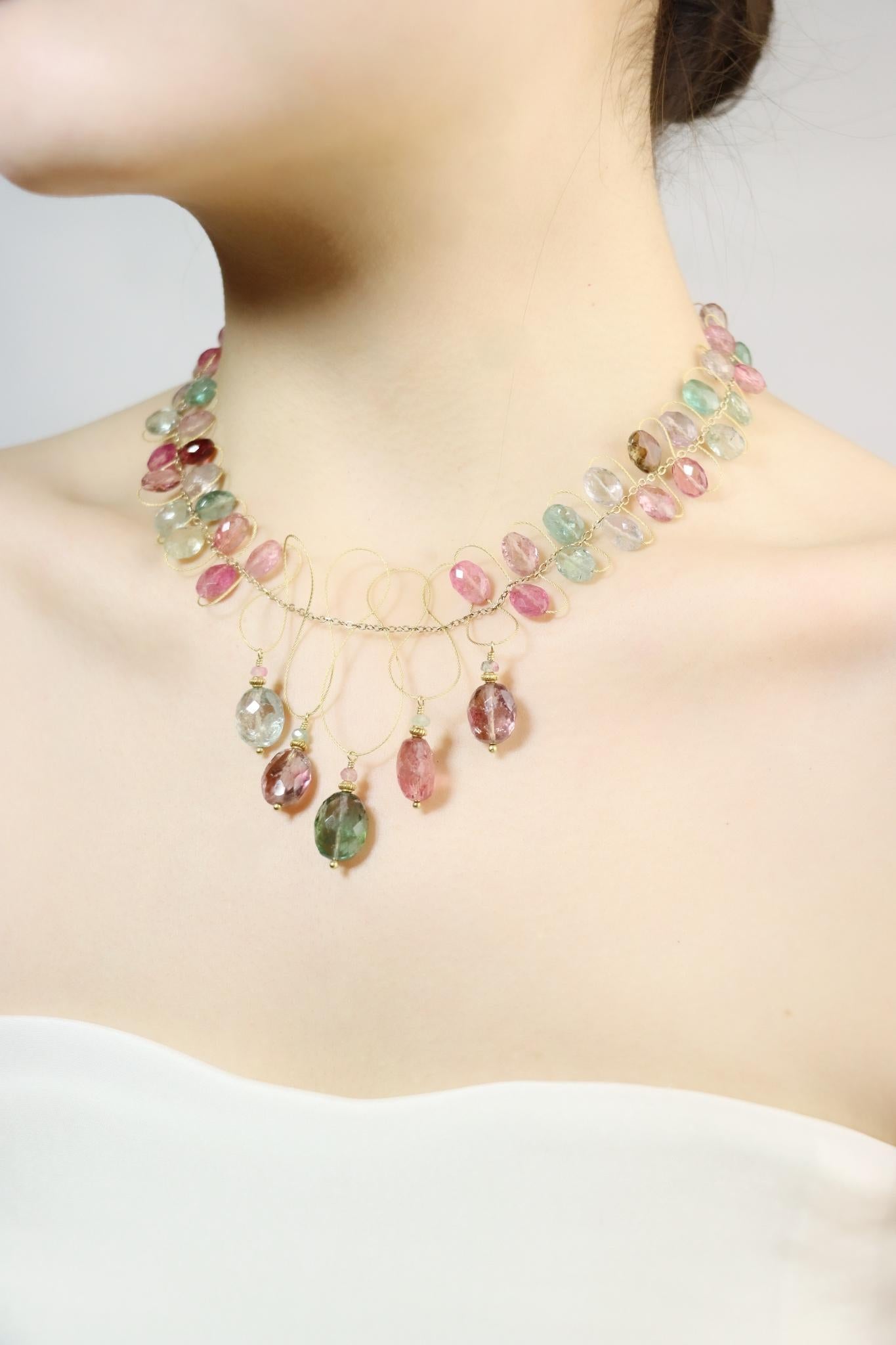 Collana di perle di cristallo multicolore in oro 18K

Dimensioni approssimative:
40 cm (lunghezza) 
2 - 6,5 cm (larghezza)
31,7 grammi di peso