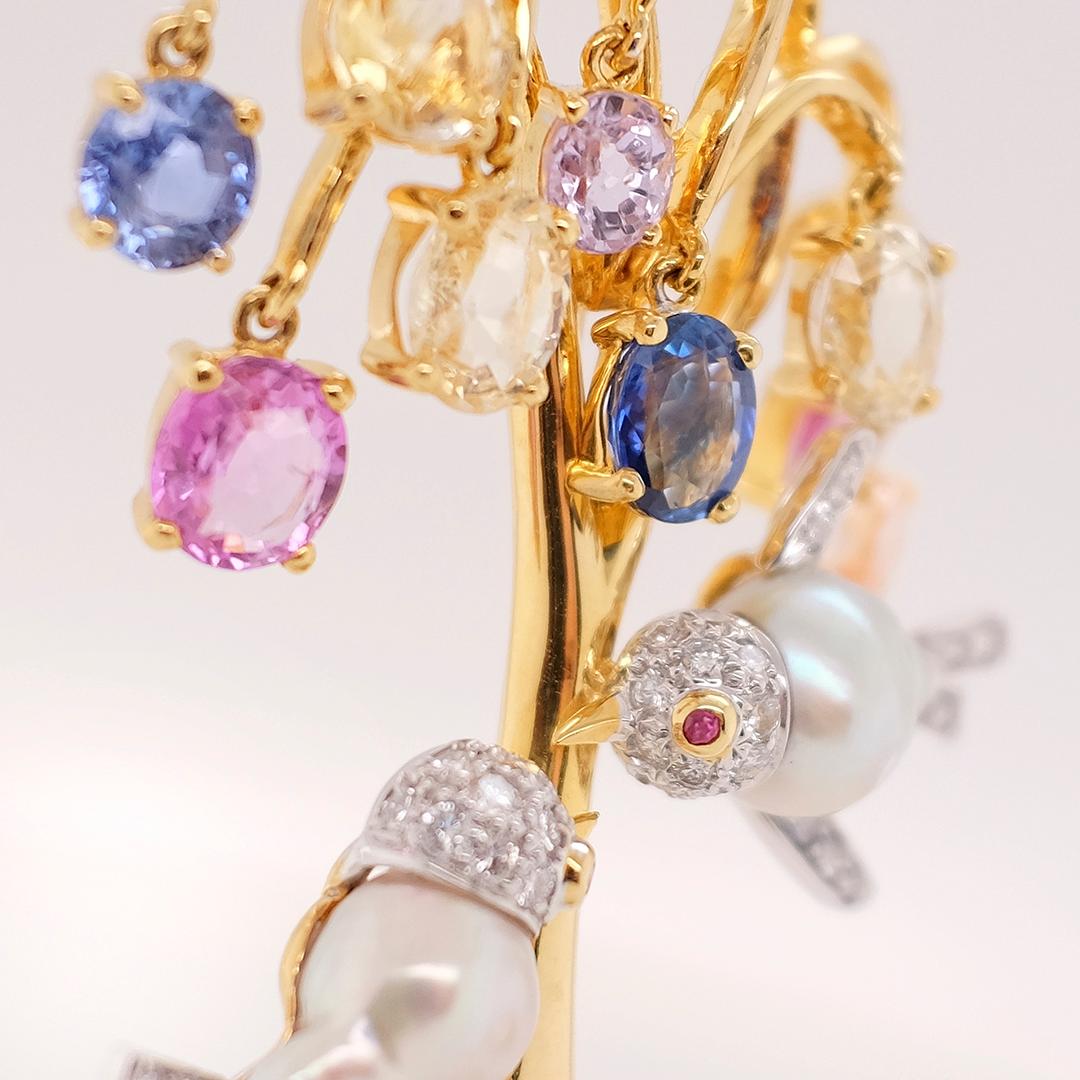 Taille ronde Broche en or 18 carats saphirs multicolores avec perles et diamants en vente