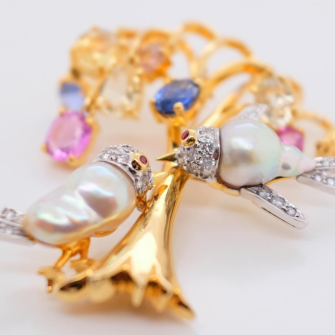 Broche en or 18 carats saphirs multicolores avec perles et diamants Neuf - En vente à Hong Kong, HK