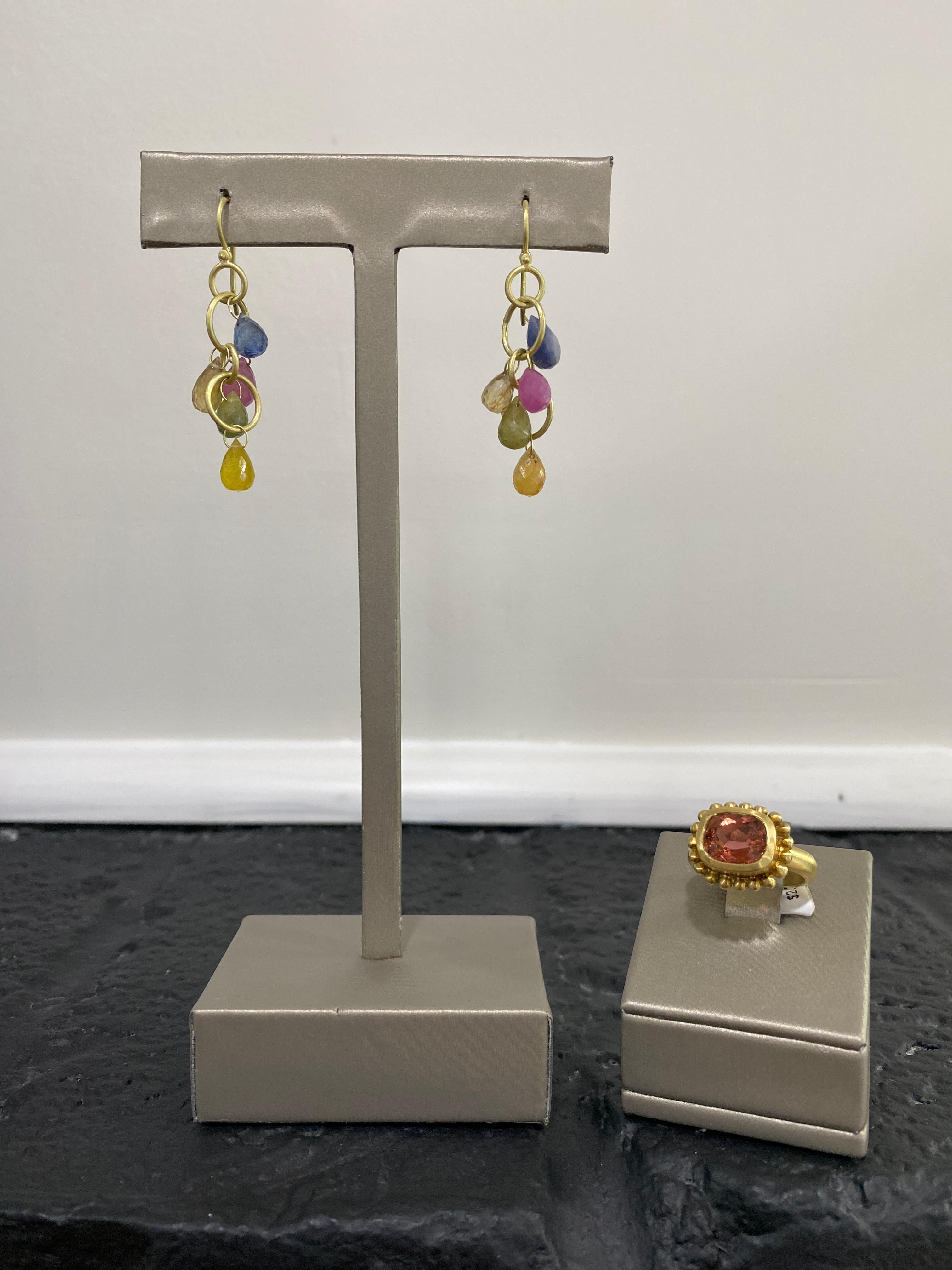 Moderno Orecchini a Briolette con Zaffiro Umba Chiaro a più anelli in oro 18K in vendita