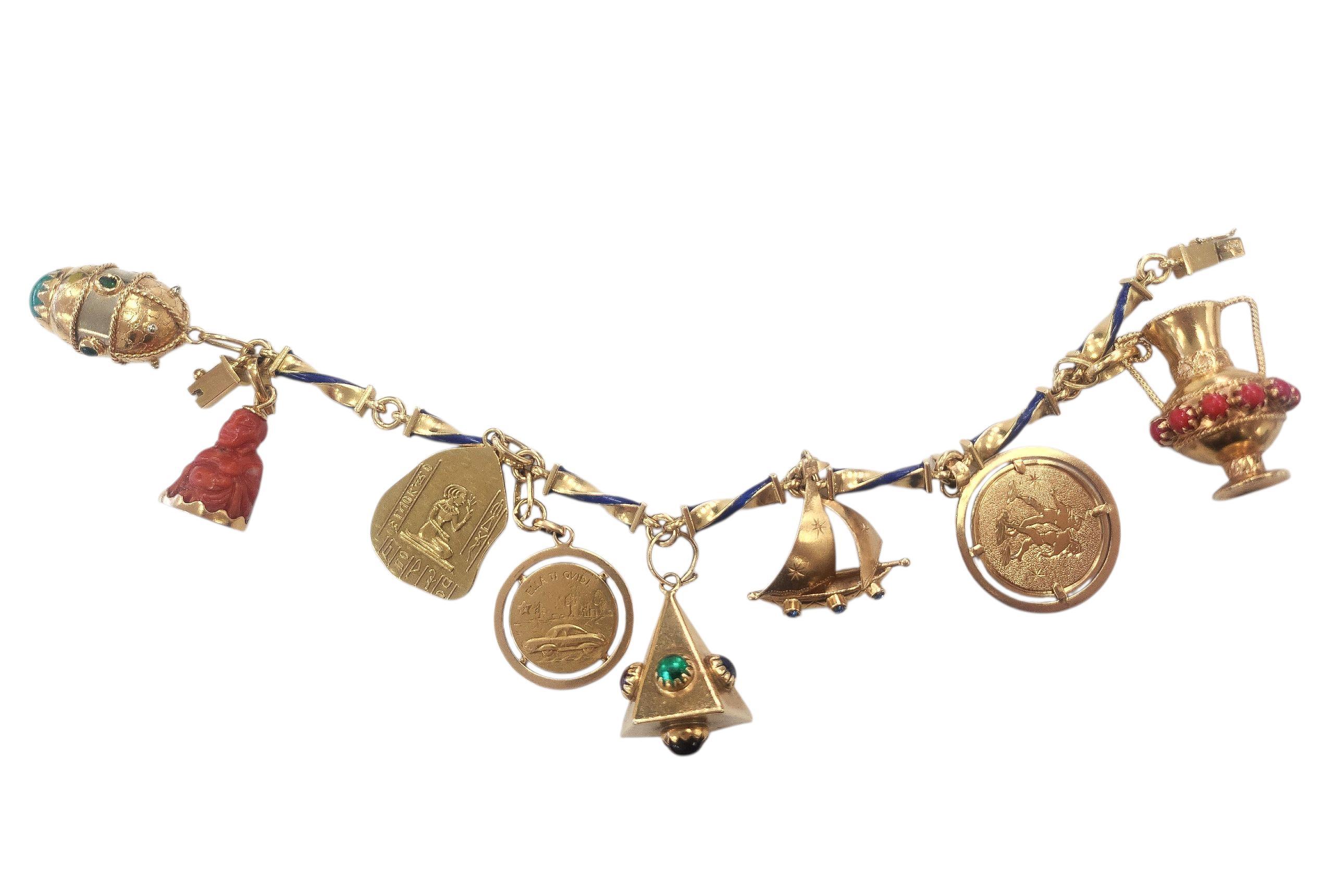 Si tratta di un braccialetto charme italiano vintage che contiene
molti charme simbolici.
Circa anni '50
Tutti gli charme sono saldati a una catena in corda ritorta con smalto blu navy.
Gli charme includono:
Buddha scolpito in corallo rosso, brocca