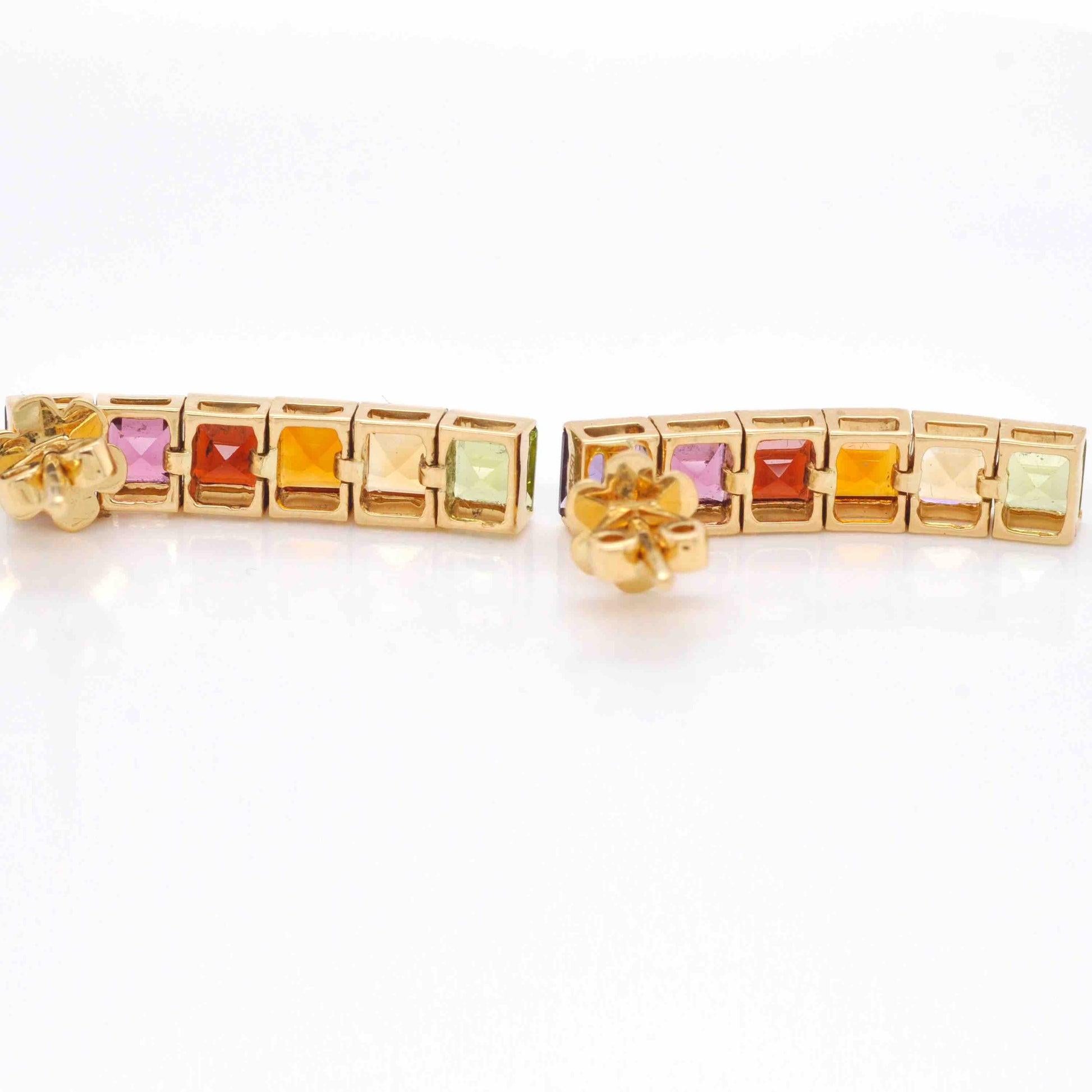 Orecchini a forma di arcobaleno in oro 18K con pietre naturali quadrate da 4 mm. In condizioni Nuovo in vendita a Jaipur, Rajasthan