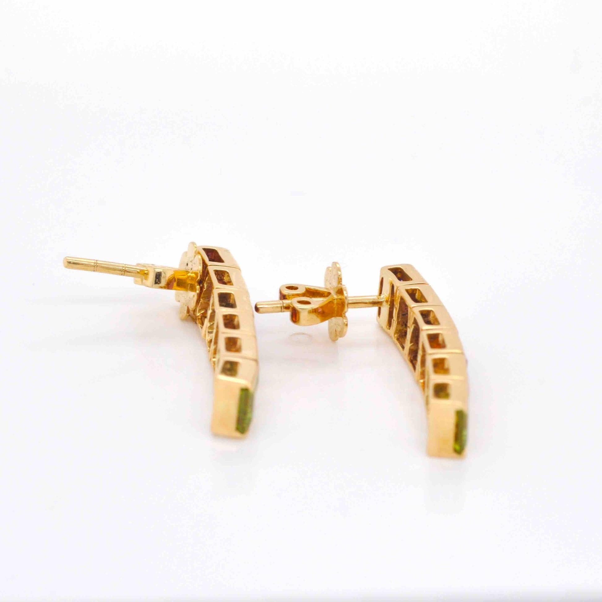 Donna Orecchini a forma di arcobaleno in oro 18K con pietre naturali quadrate da 4 mm. in vendita