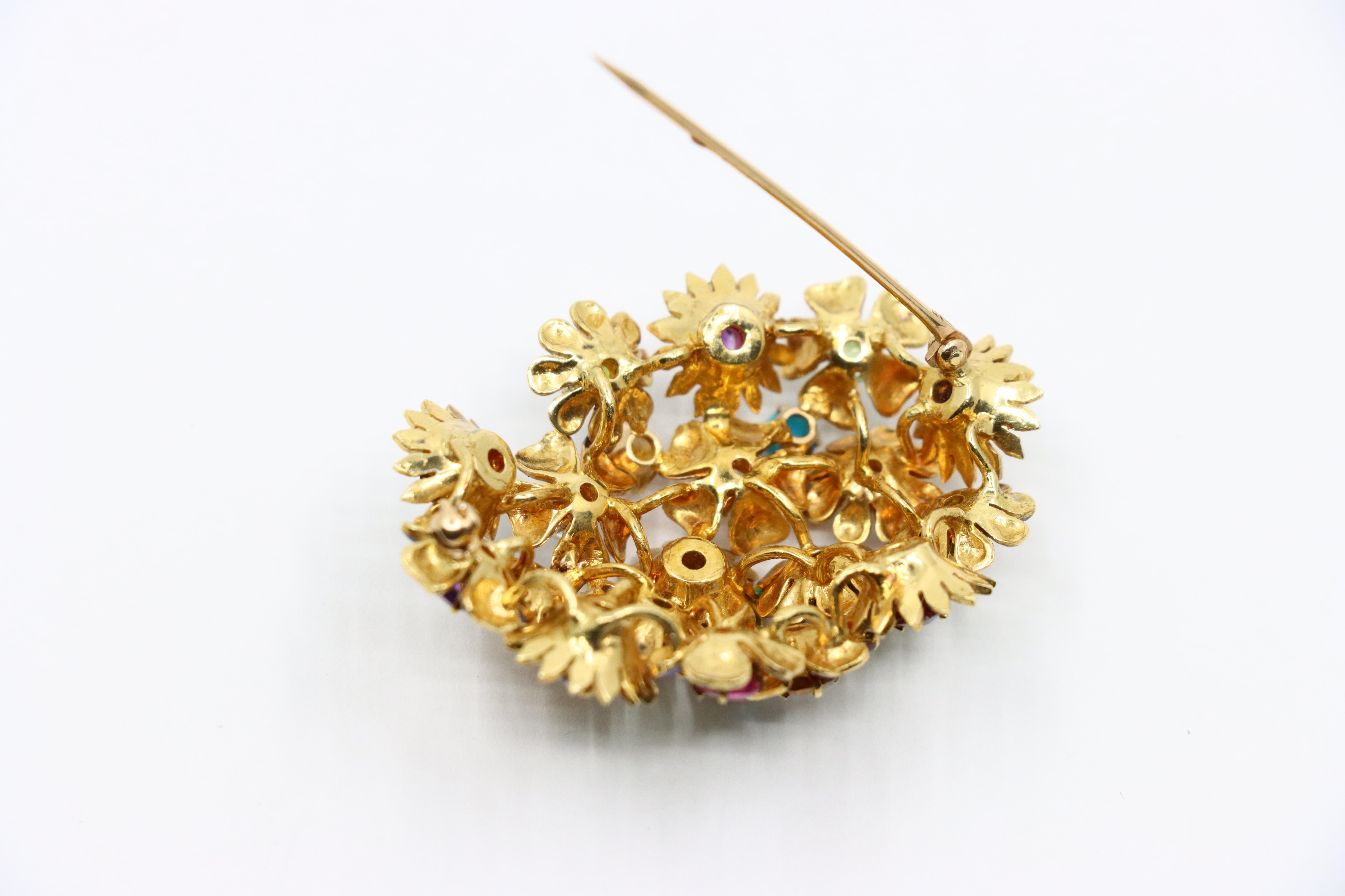 Spilla e orecchino con fiore smaltato in oro 18 carati con pietre multiple in vendita 11