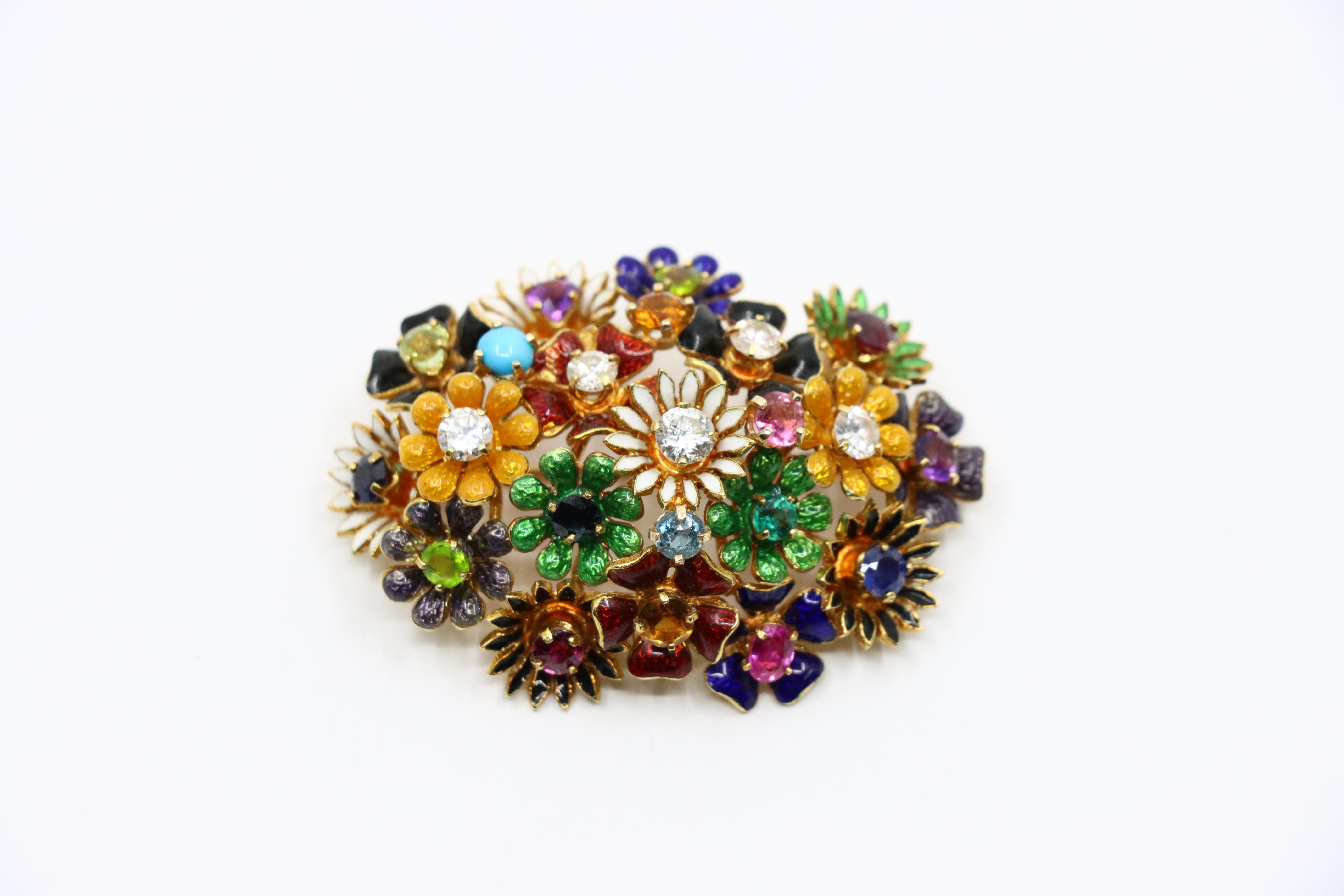 Spilla e orecchino con fiore smaltato in oro 18 carati con pietre multiple in vendita 3
